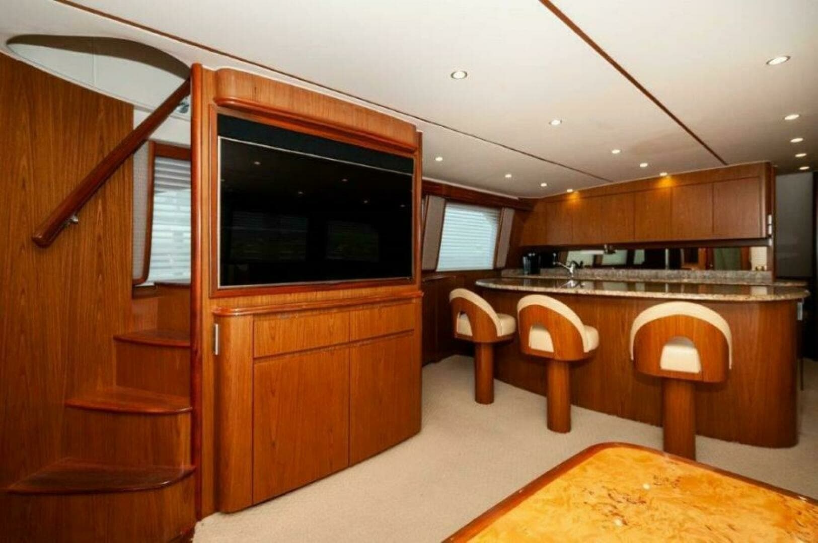 2012 76 Viking Sky Bridge REEL DANGEROUS Salon (1)