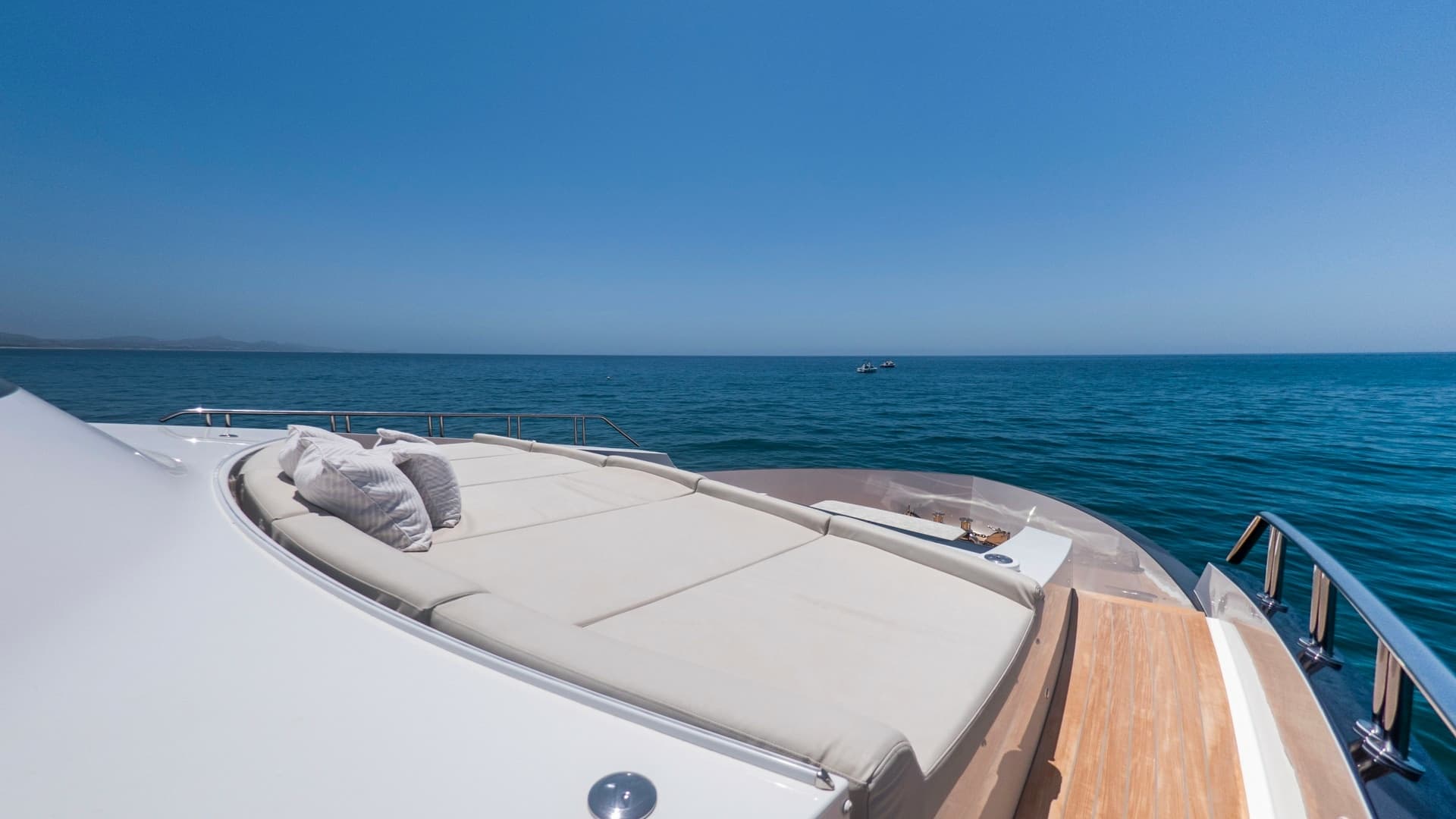 Spacious Foredeck Sunpad