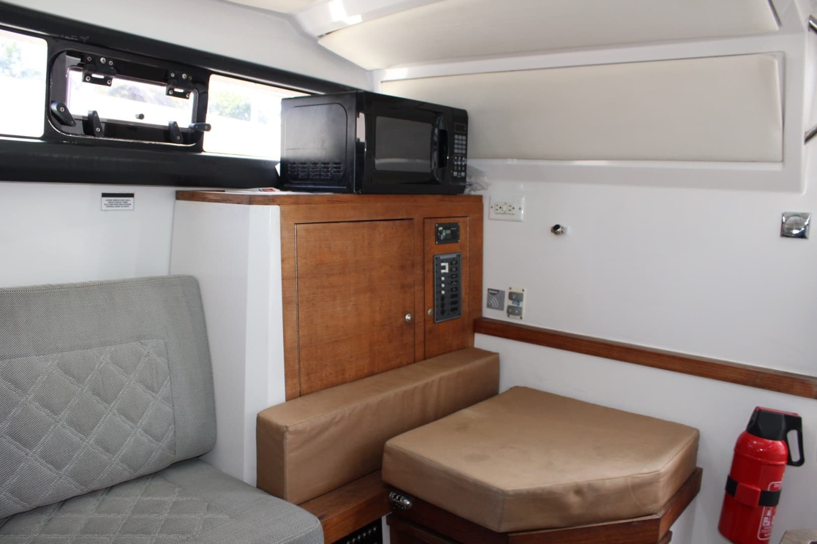 Axopar 37 - Cabin