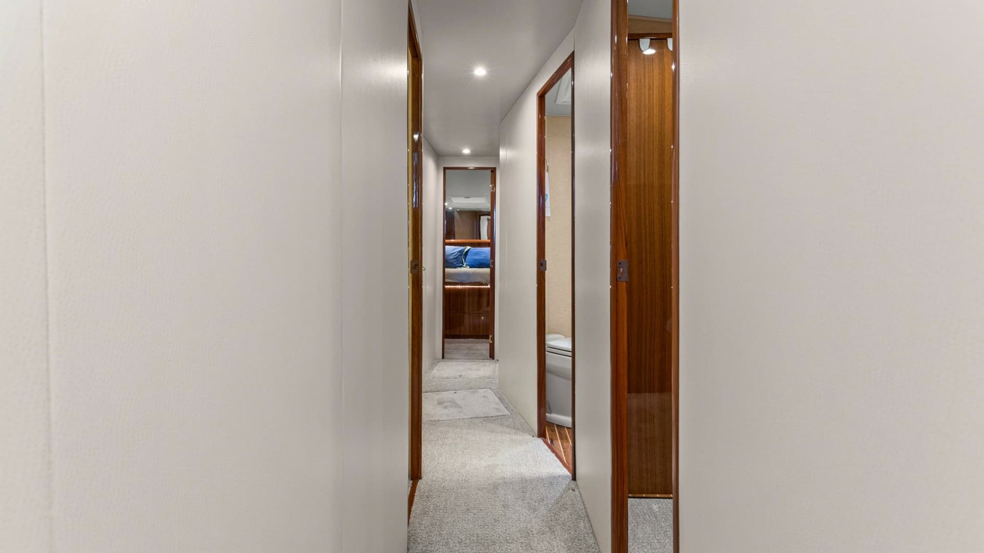 2005 61 Viking Enclosed Bridge Kelkat Hallway