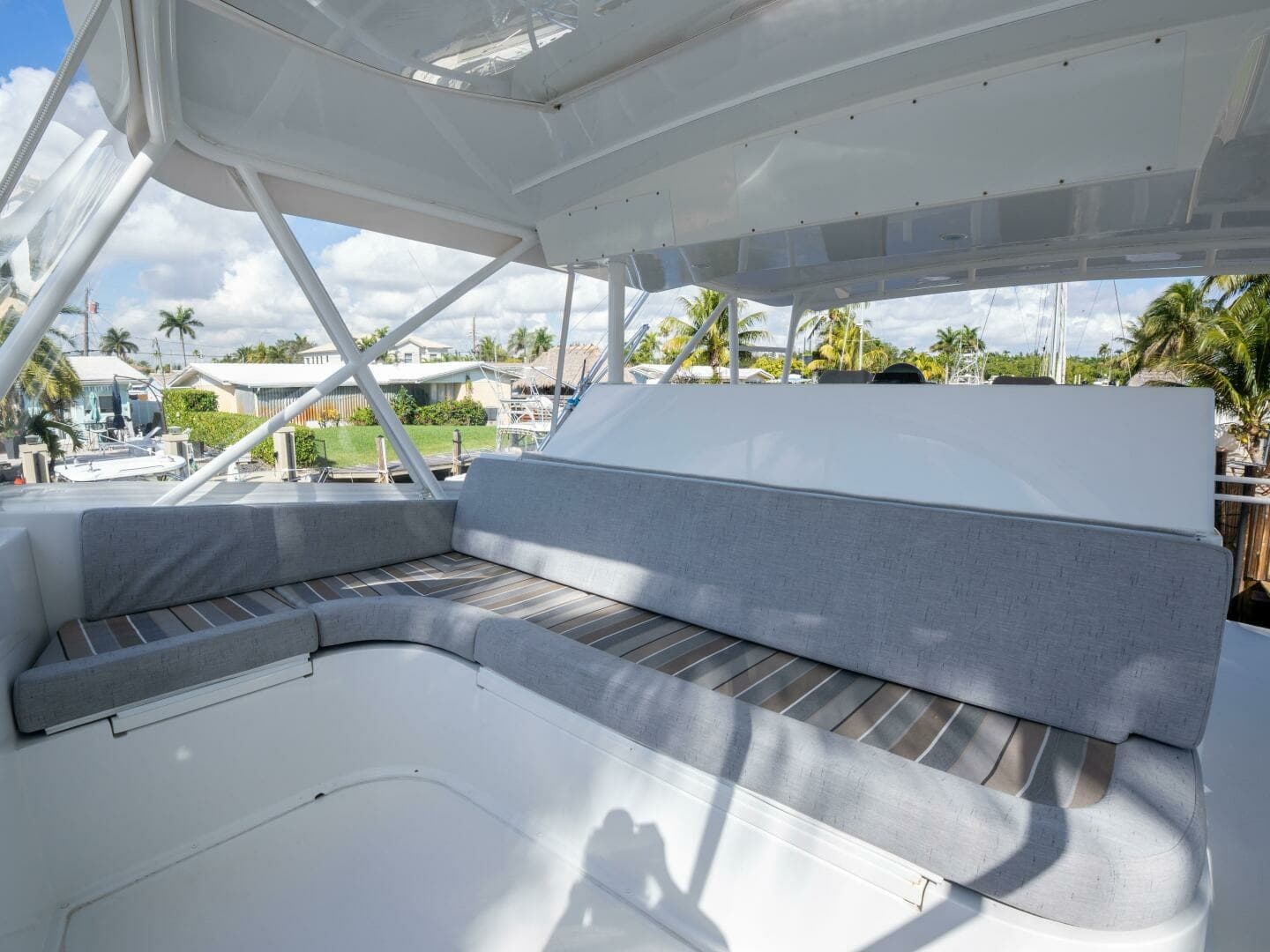 Viking 58 BAREFOOT - Helm Seating