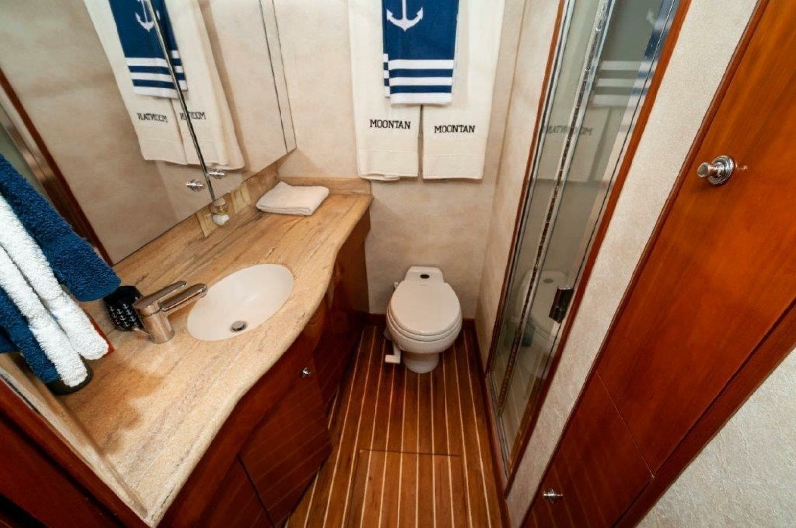 2002 65 Hatteras Convertible Moontan Master Head