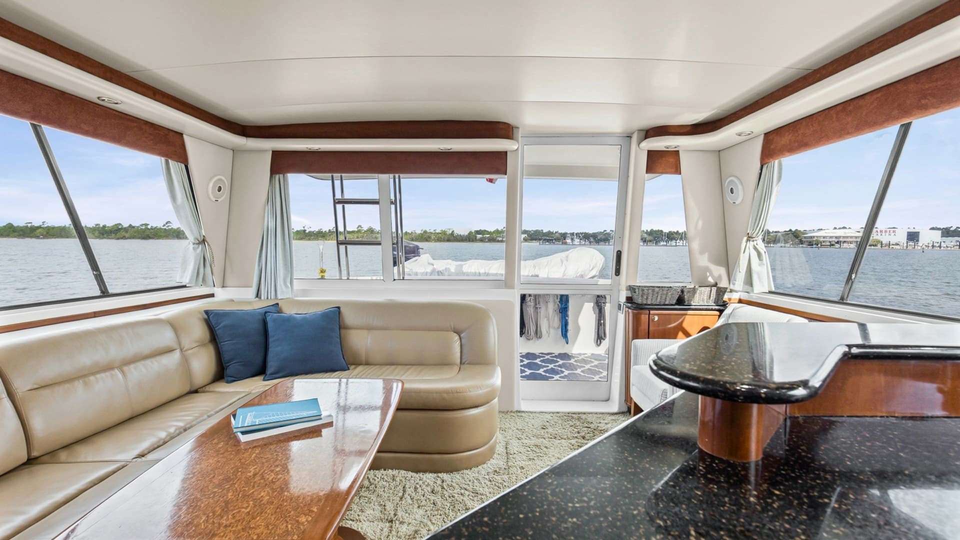 2007 Meridian 490 SE Pilothouse Trust Salon (1)