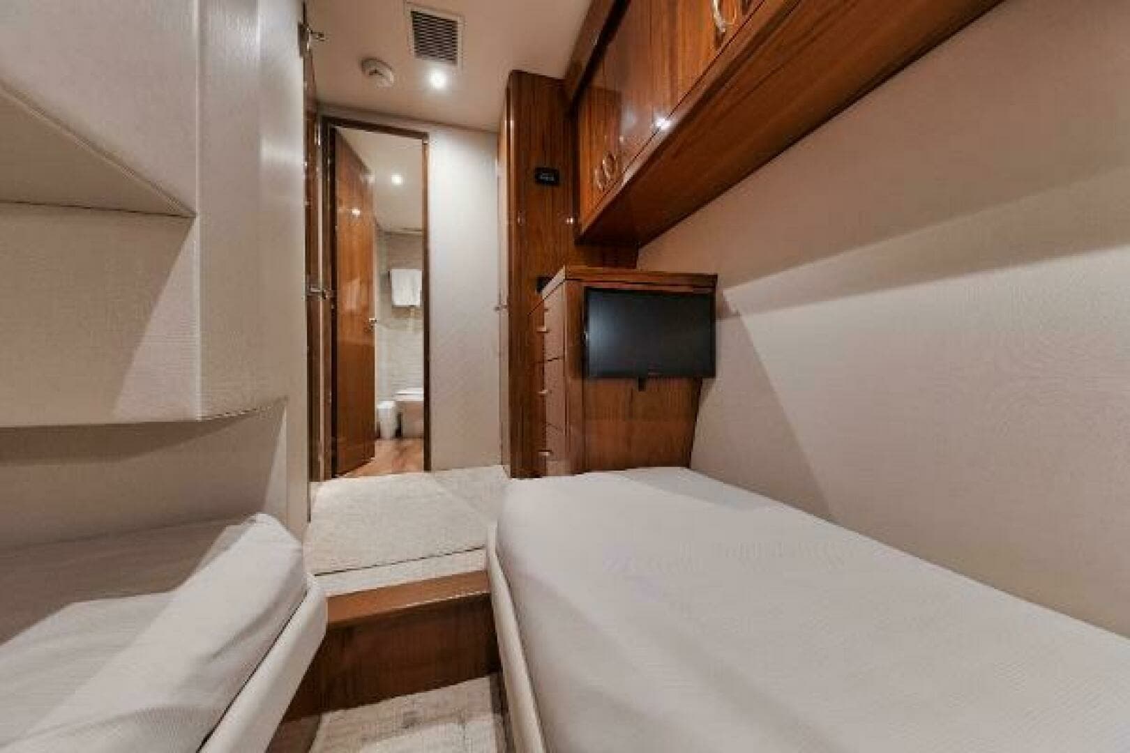 54' Hatteras GT54 - Guest Stateroom