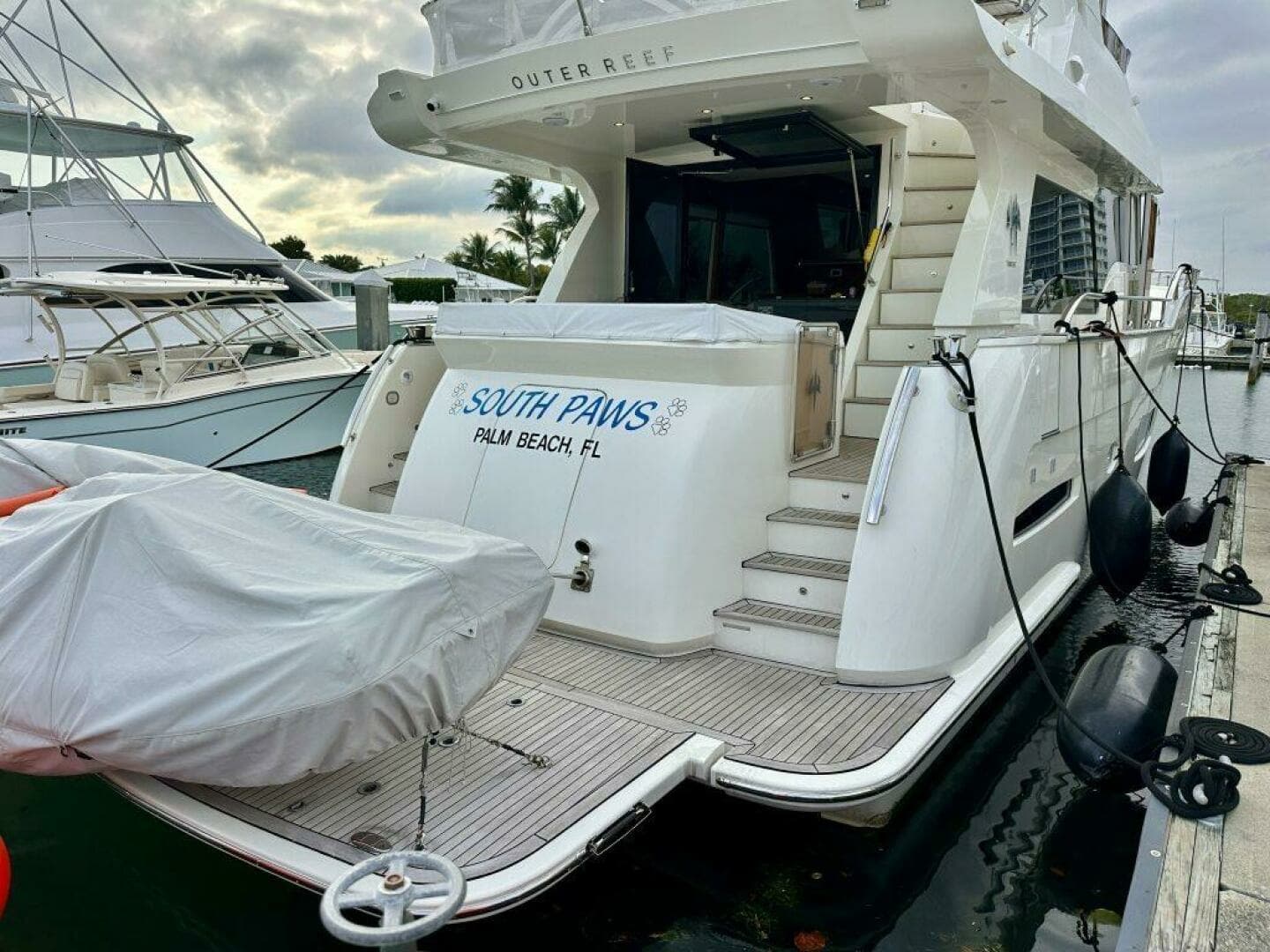 Outer Reef 62 SOUTH  PAWS - Exterior