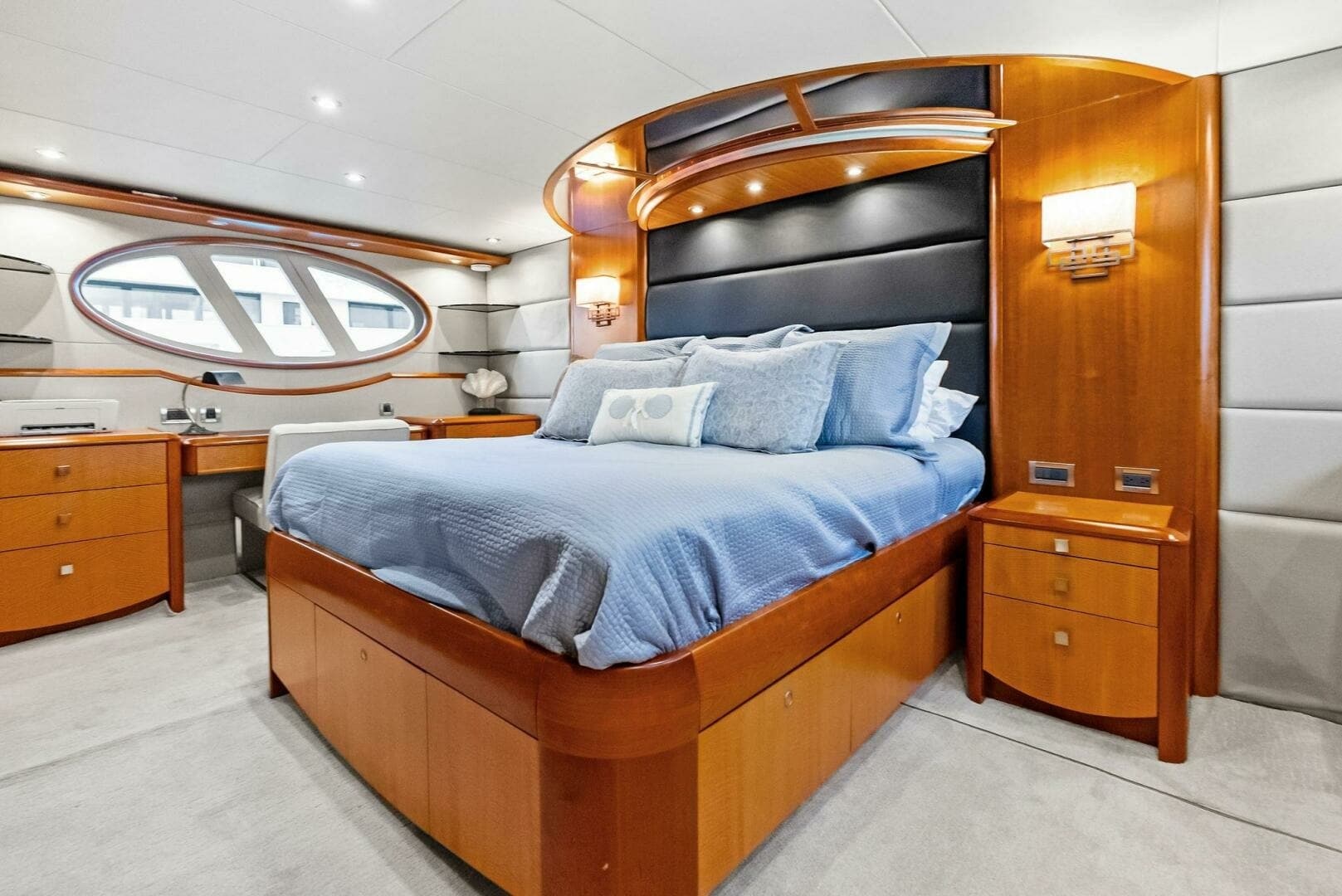 2006 Lazzara Yachts 84 Skylounge