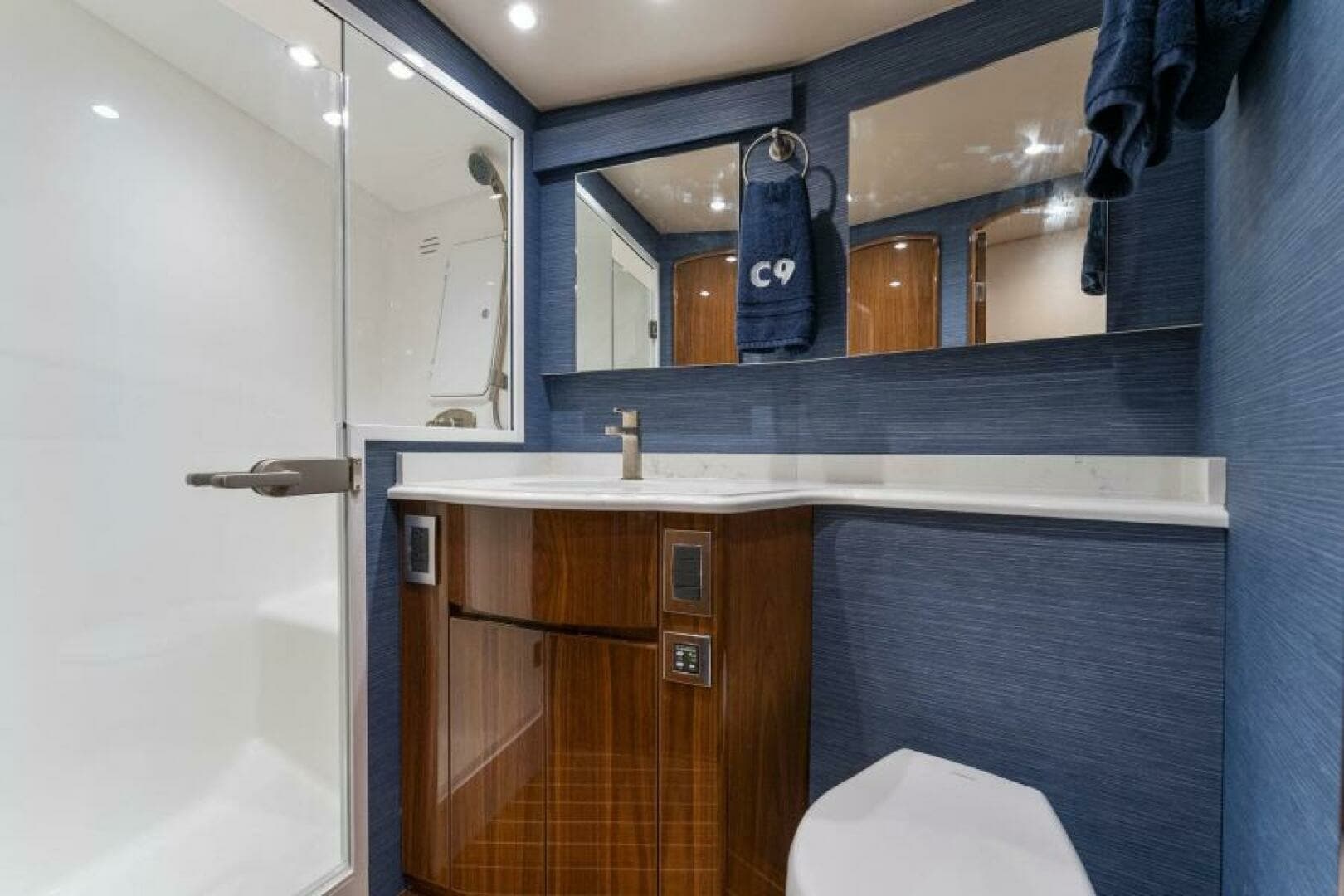 2021 Viking 54 Convertible HAMMERHEADS Stateroom Head