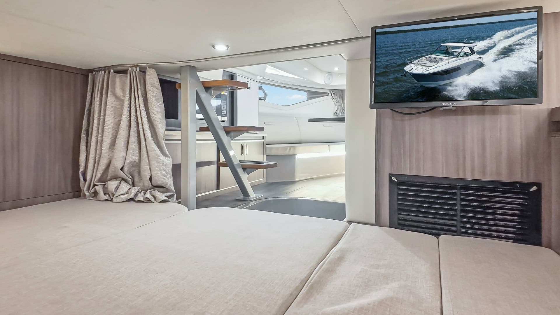 2022 32 Sea Ray 320 Sundancer OB Raya Sunshine Cabin