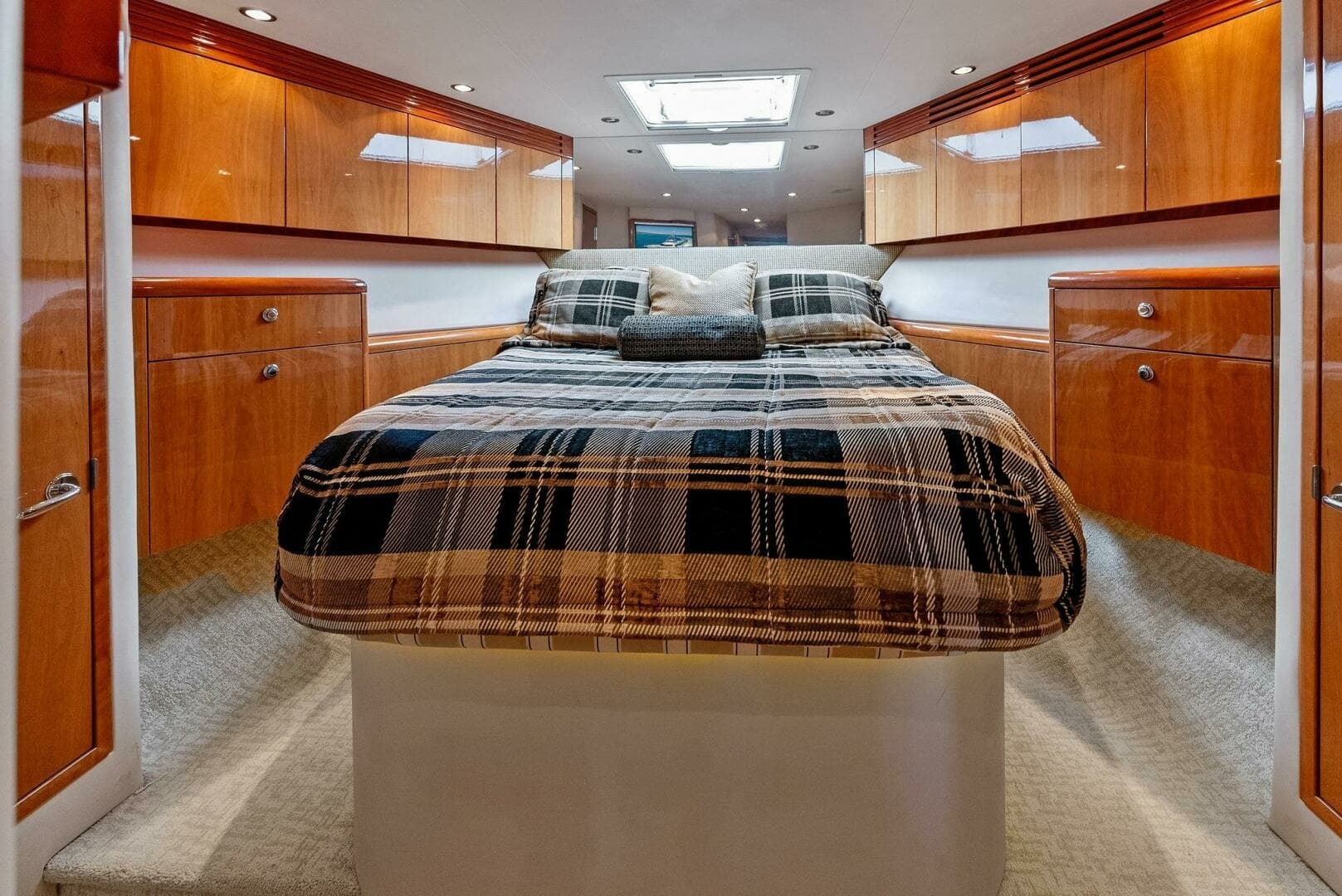 2007 Hatteras 64 Convertible - CHUPACABRA: Cozy Forward Stateroom