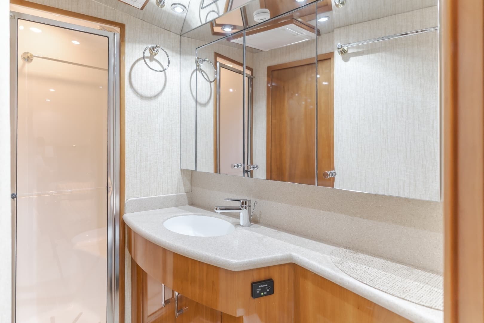 2003 Hatteras 54 Convertible - "BRAINWAVE": Luxury Ensuite Bathroom