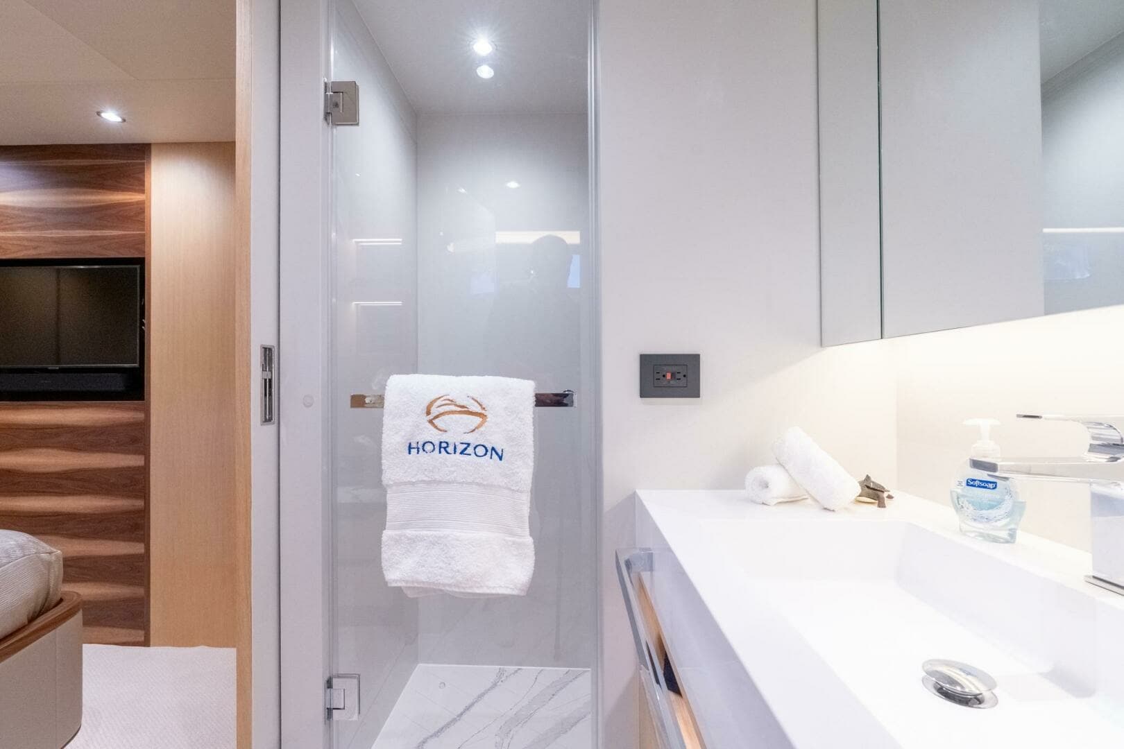 Horizon FD80 SHERI LYNN - VIP Stateroom Ensuite Head
