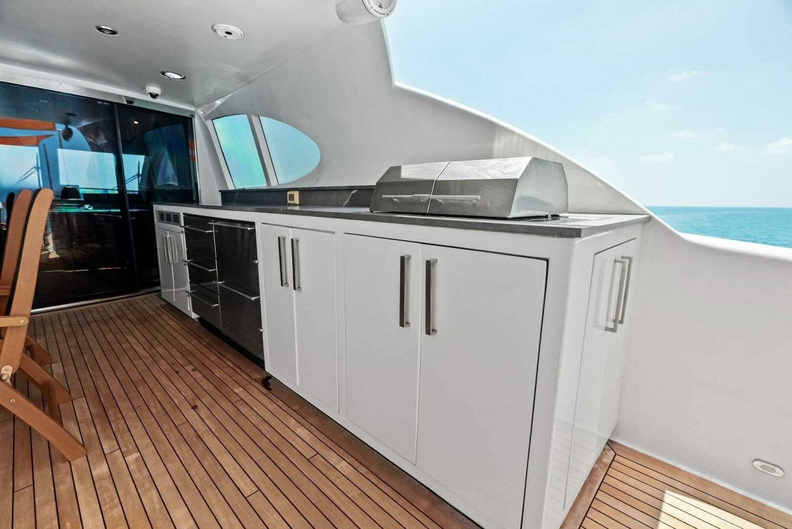 2006 Lazzara Yachts 84 Skylounge