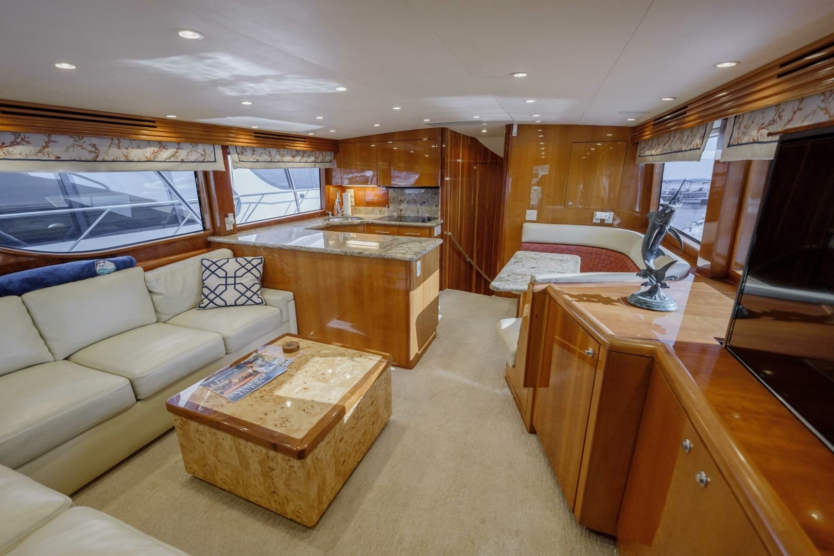 Hatteras 60 Reel Hook'Up - Interior Salon