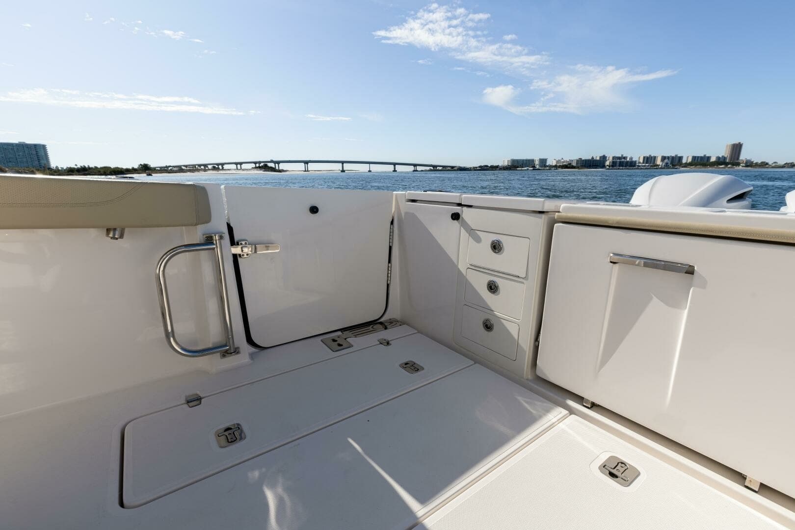 2019 Pursuit S 368 Moon Dogg Door