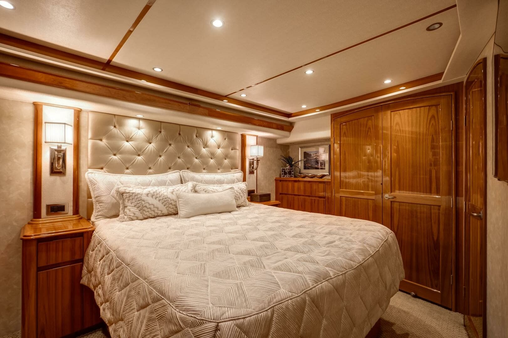 Viking 70 Convertible - Stateroom, walkaround berth