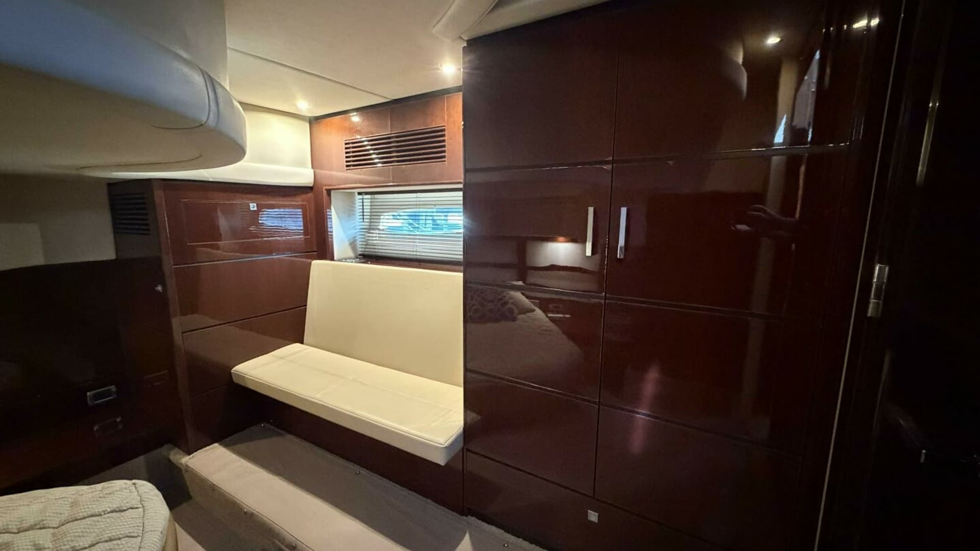 2008 Sea Ray 47 Sedan Bridge - Stateroom Seating