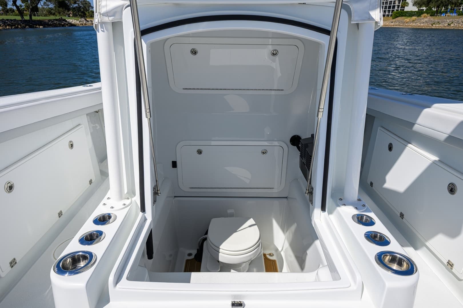 Yellowfin 34 - Head