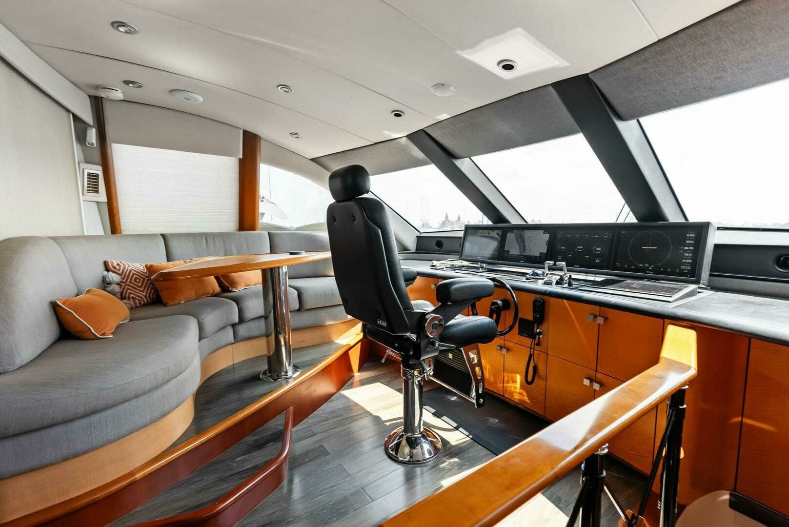 2006 Lazzara Yachts 84 Skylounge