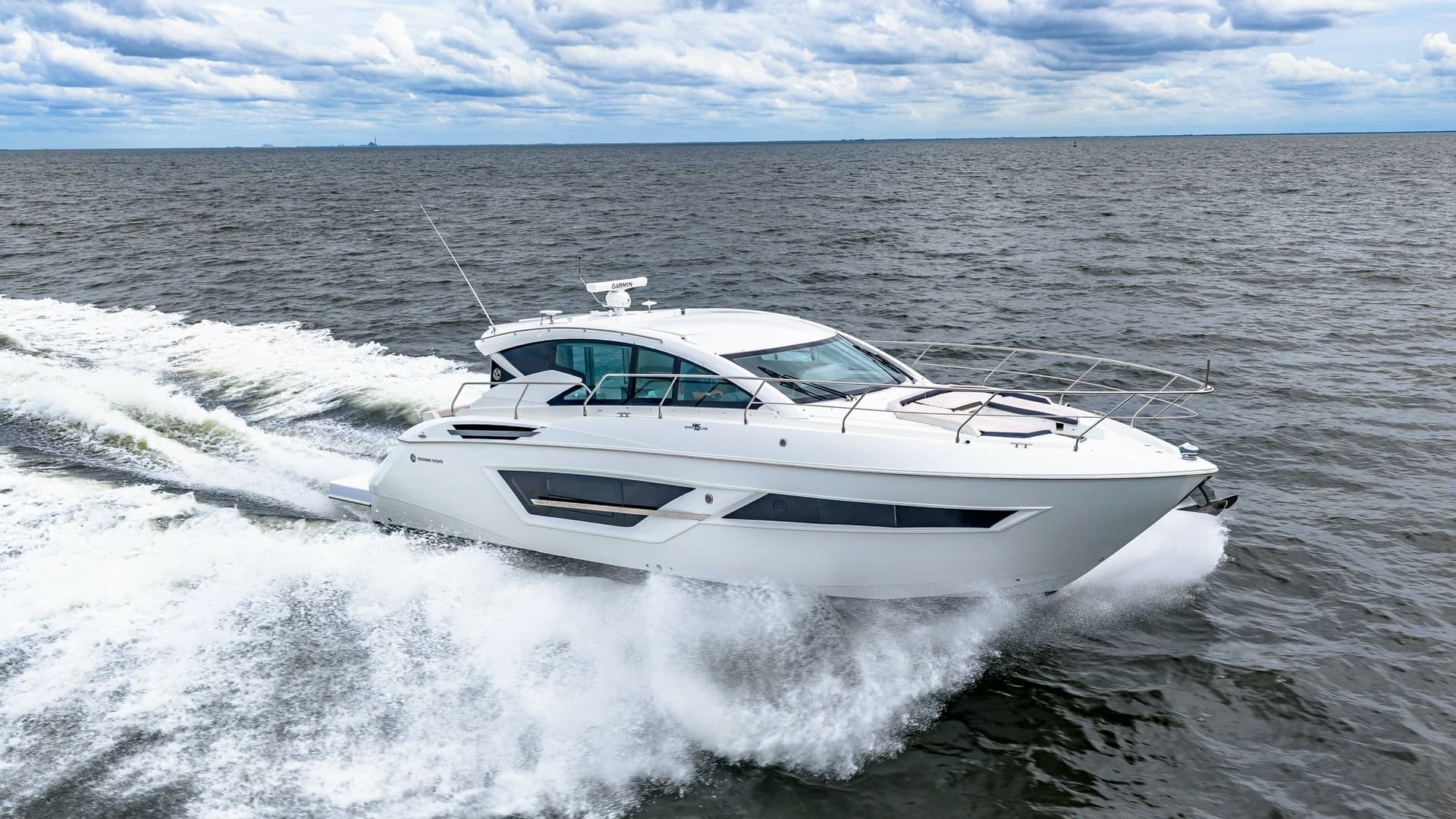 Cruisers Yachts Cantius 46 in Motion