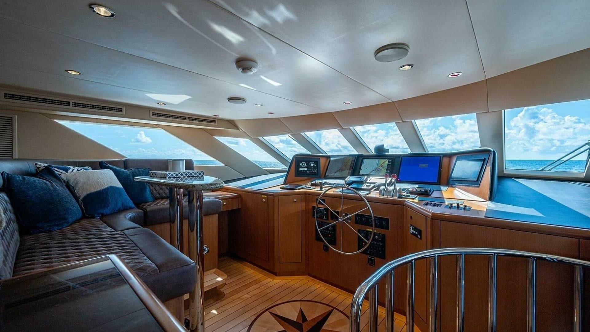 Elegant Raised Pilothouse Helm