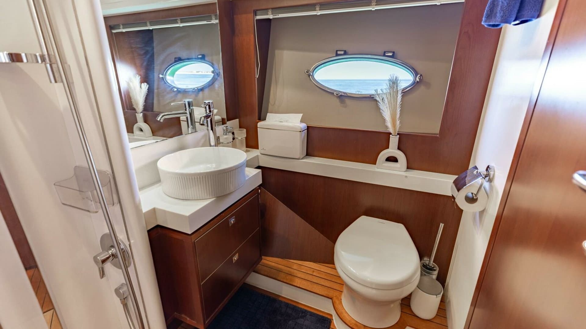 2011 Princess 64 'Harbor Story' - Guest Head