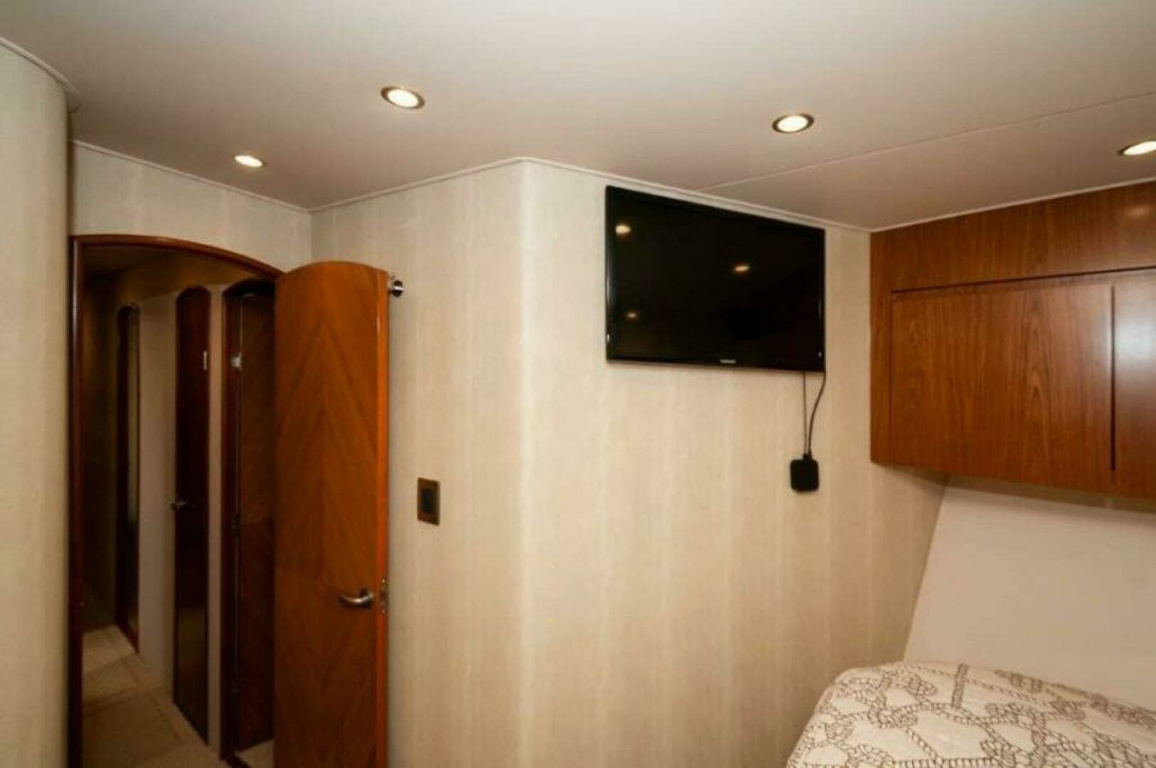 2012 76 Viking Sky Bridge Barefoot Drive FWD VIP (1)