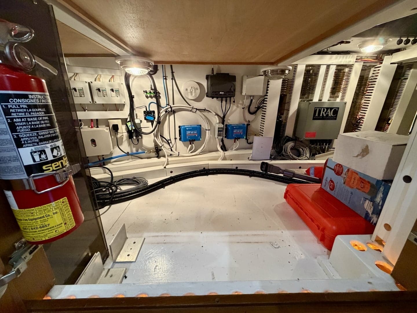Alaskan 70 OHANA - Interior Helm Doghouse