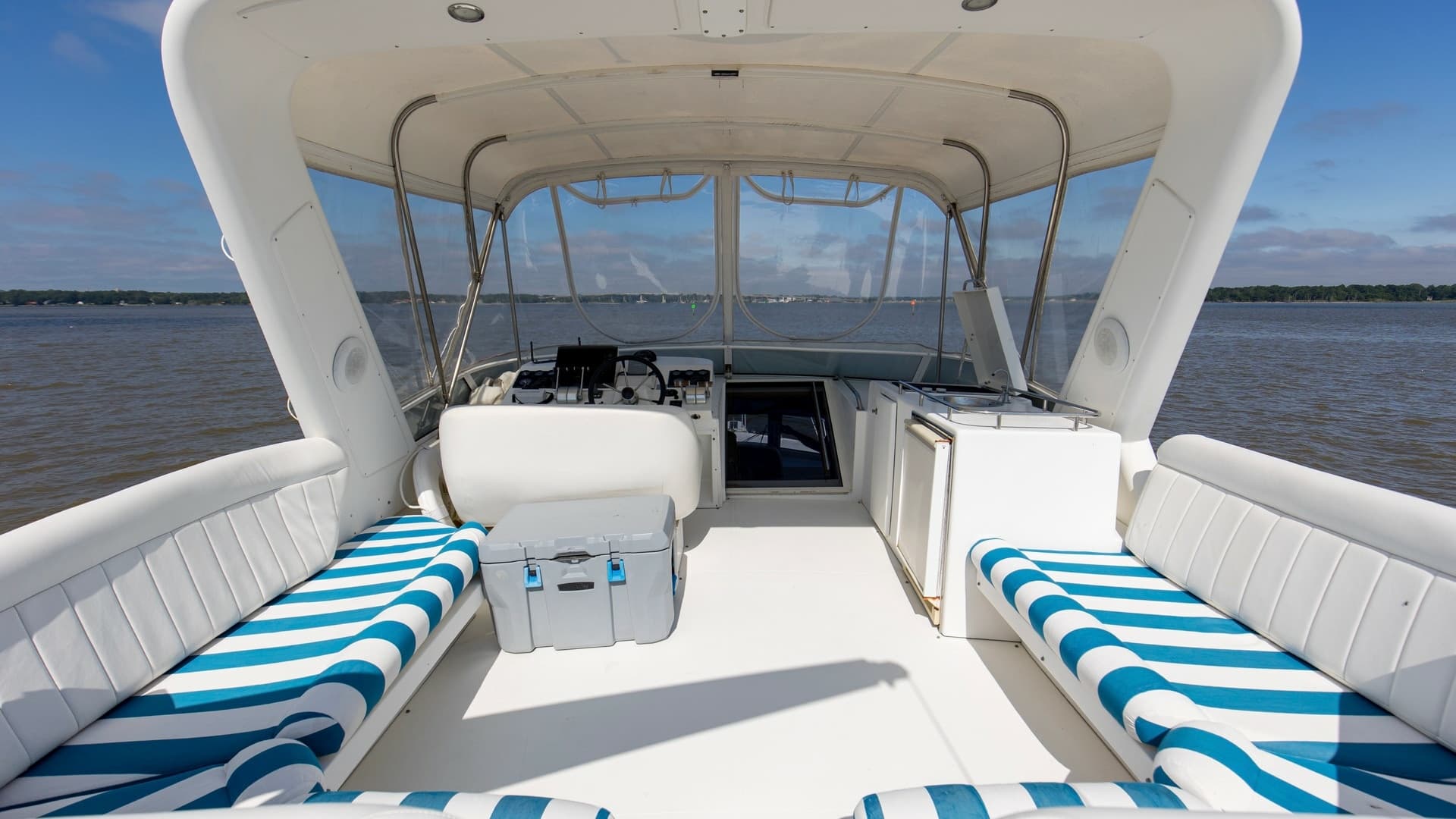 2001 48 Navigator 4800 Classic Maggie B Top Deck (4)