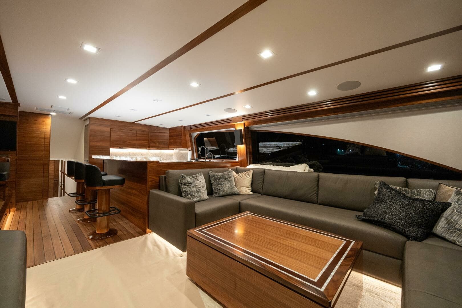2025 82 Viking Convertible Boujie Salon (1)