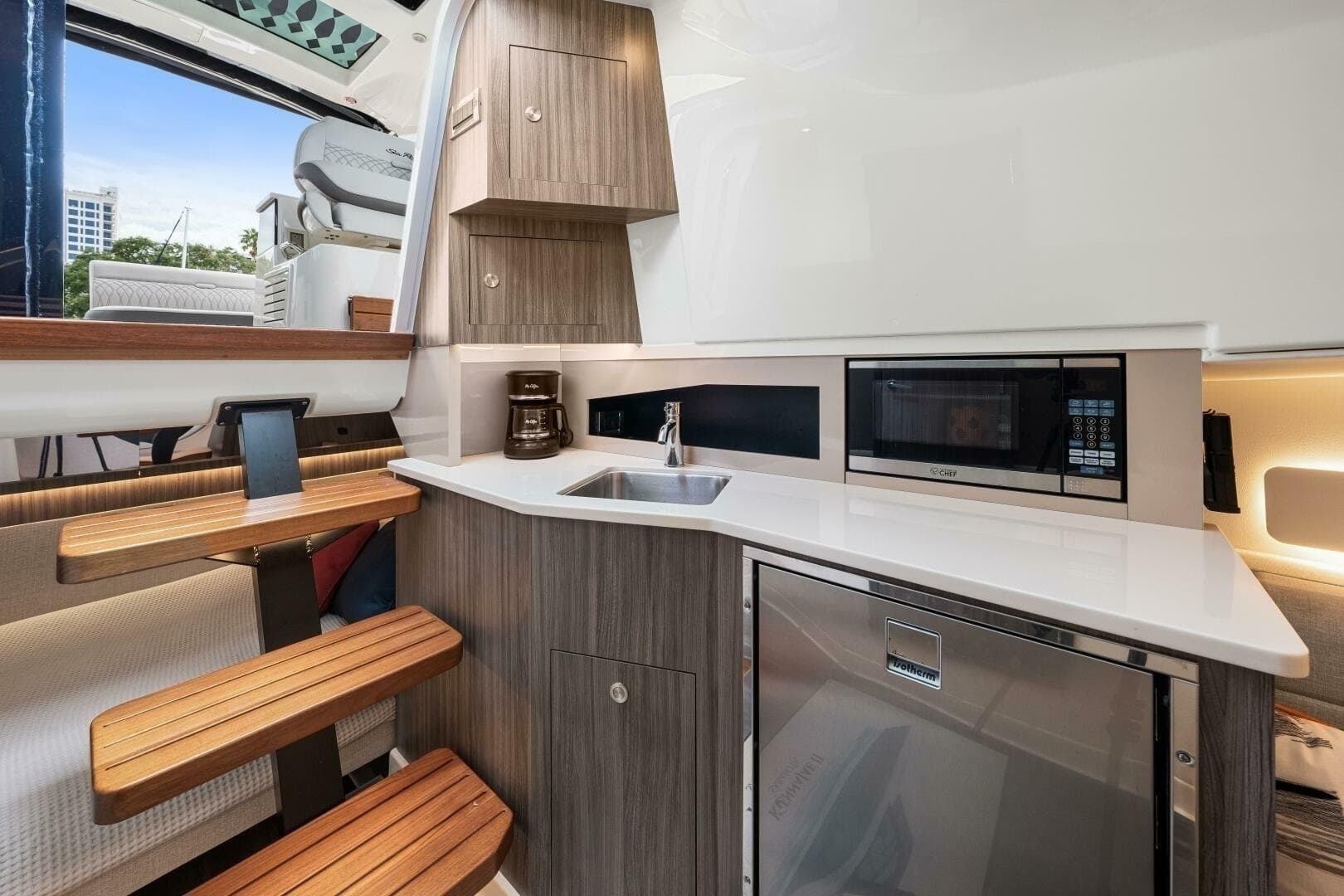 2022 Sea Ray 370 OB 