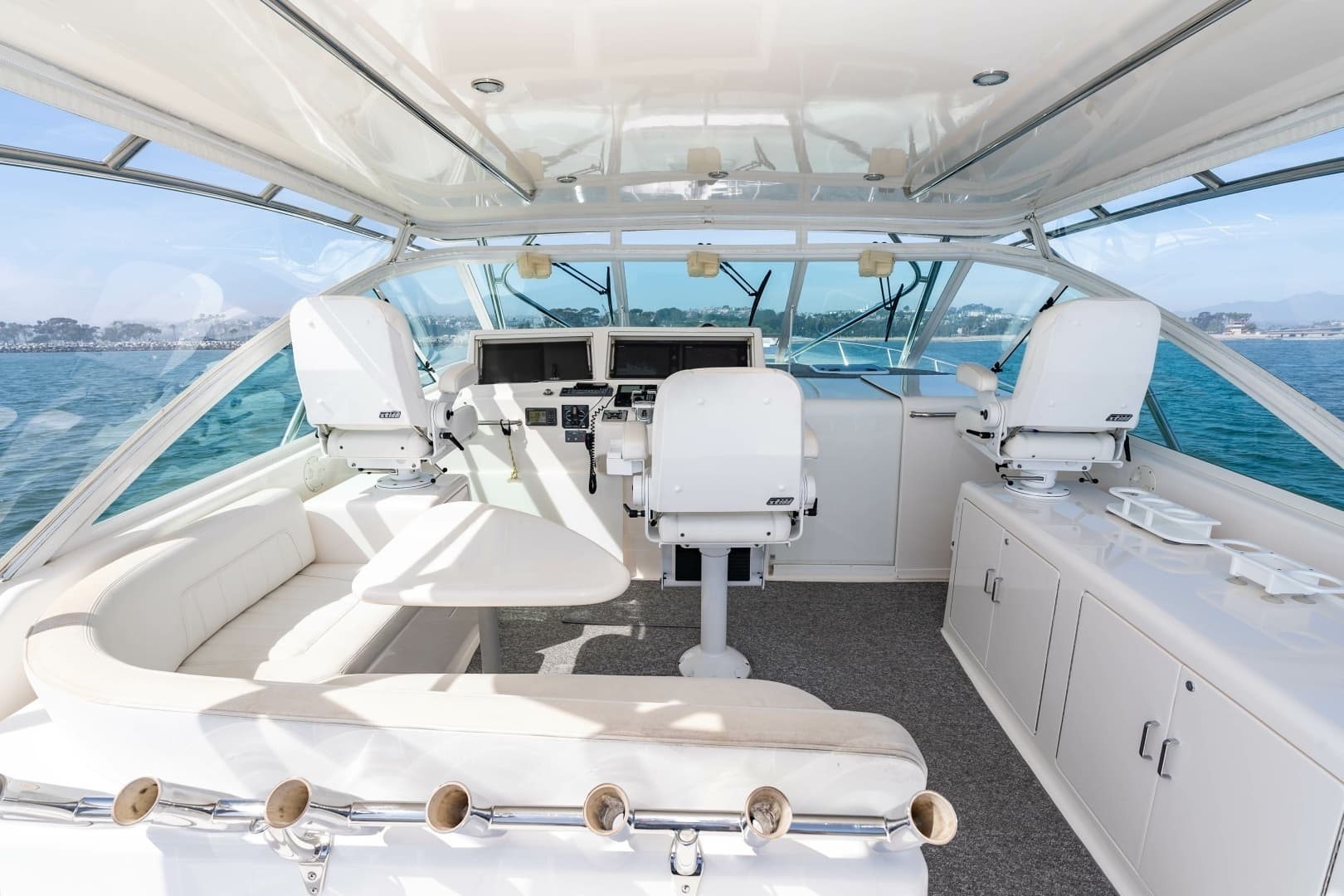 2005 Cabo 40 Express "El Patron" - Helm and Lounge Station