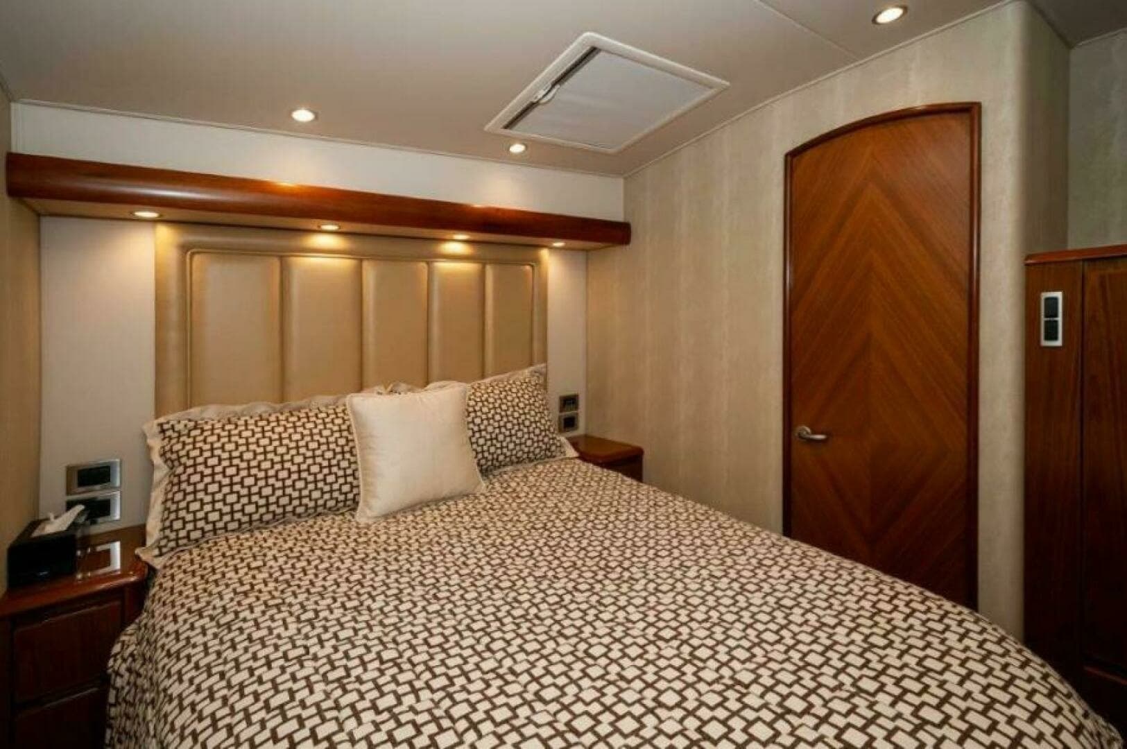 2012 76 Viking Sky Bridge Barefoot Drive VIP Stateroom (1)
