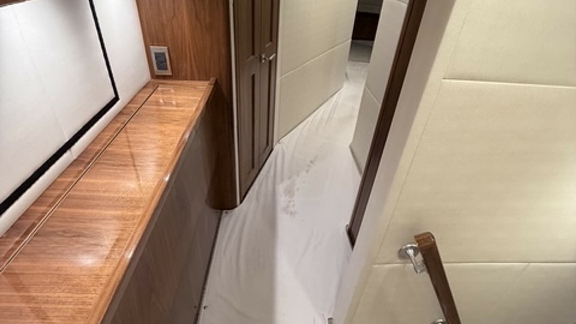 2022 Viking 68 Convertible Companionway