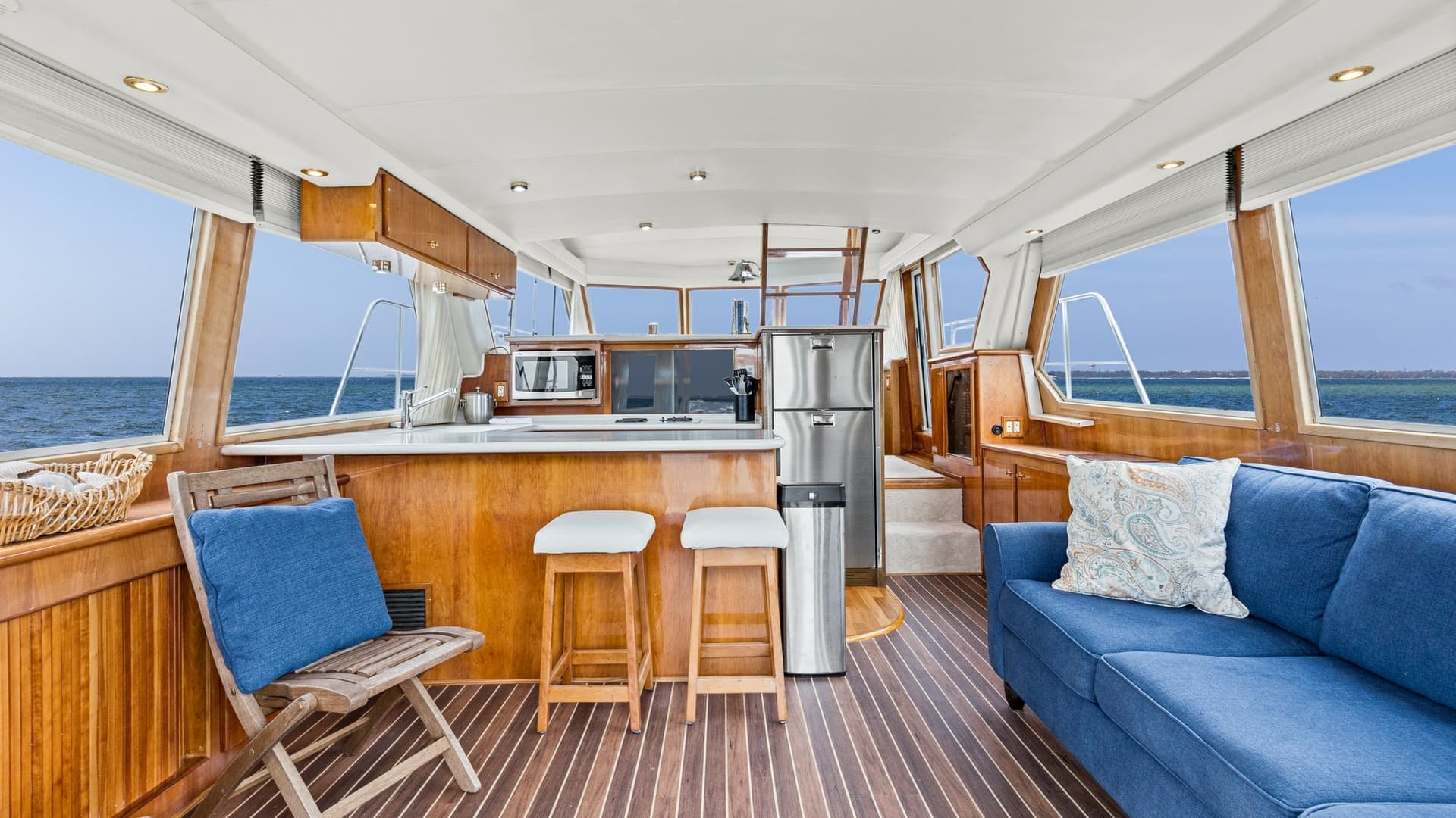 2001 48 Navigator 4800 Classic Maggie B Salon (2)