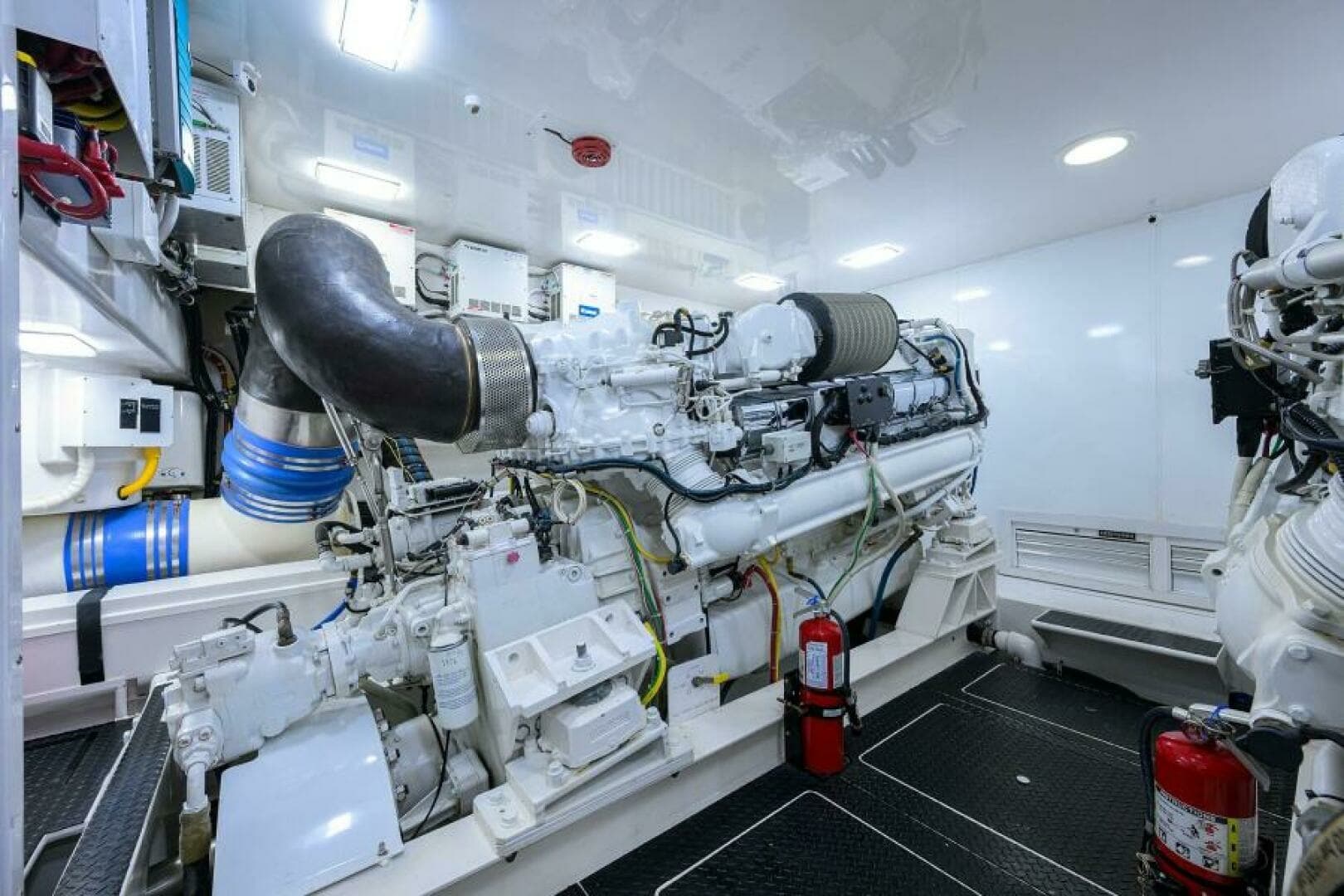 Viking 82 BLU FROG - Engine Room