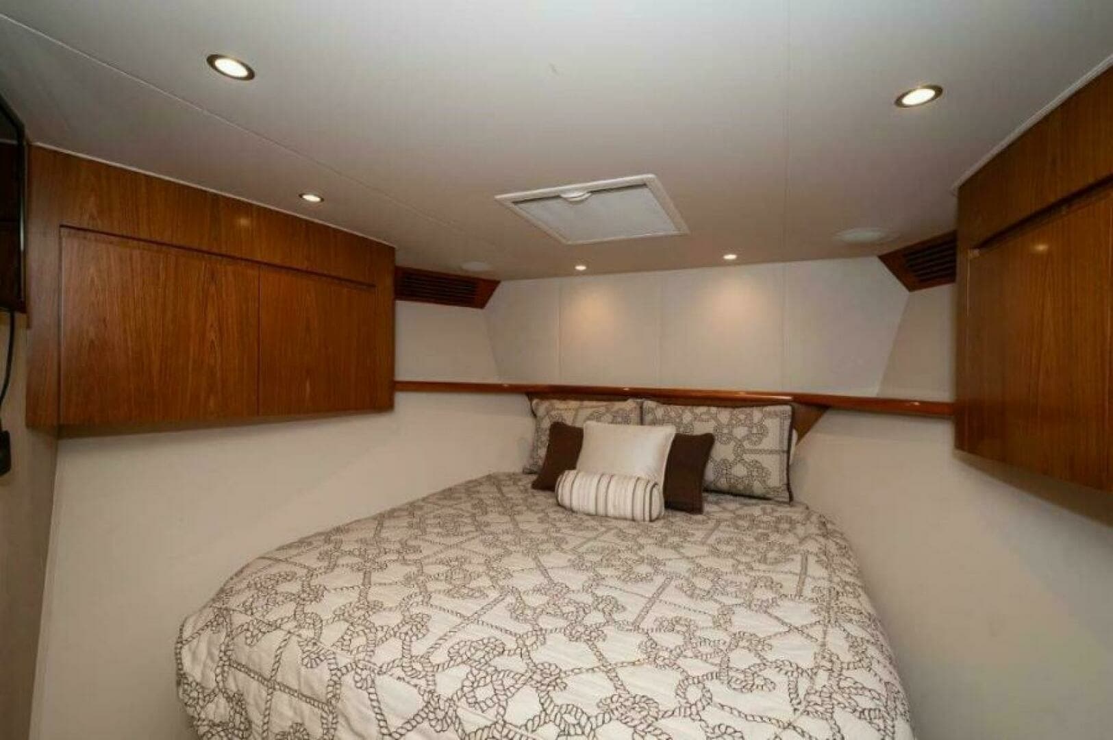 2012 76 Viking Sky Bridge Barefoot Drive FWD VIP (2)