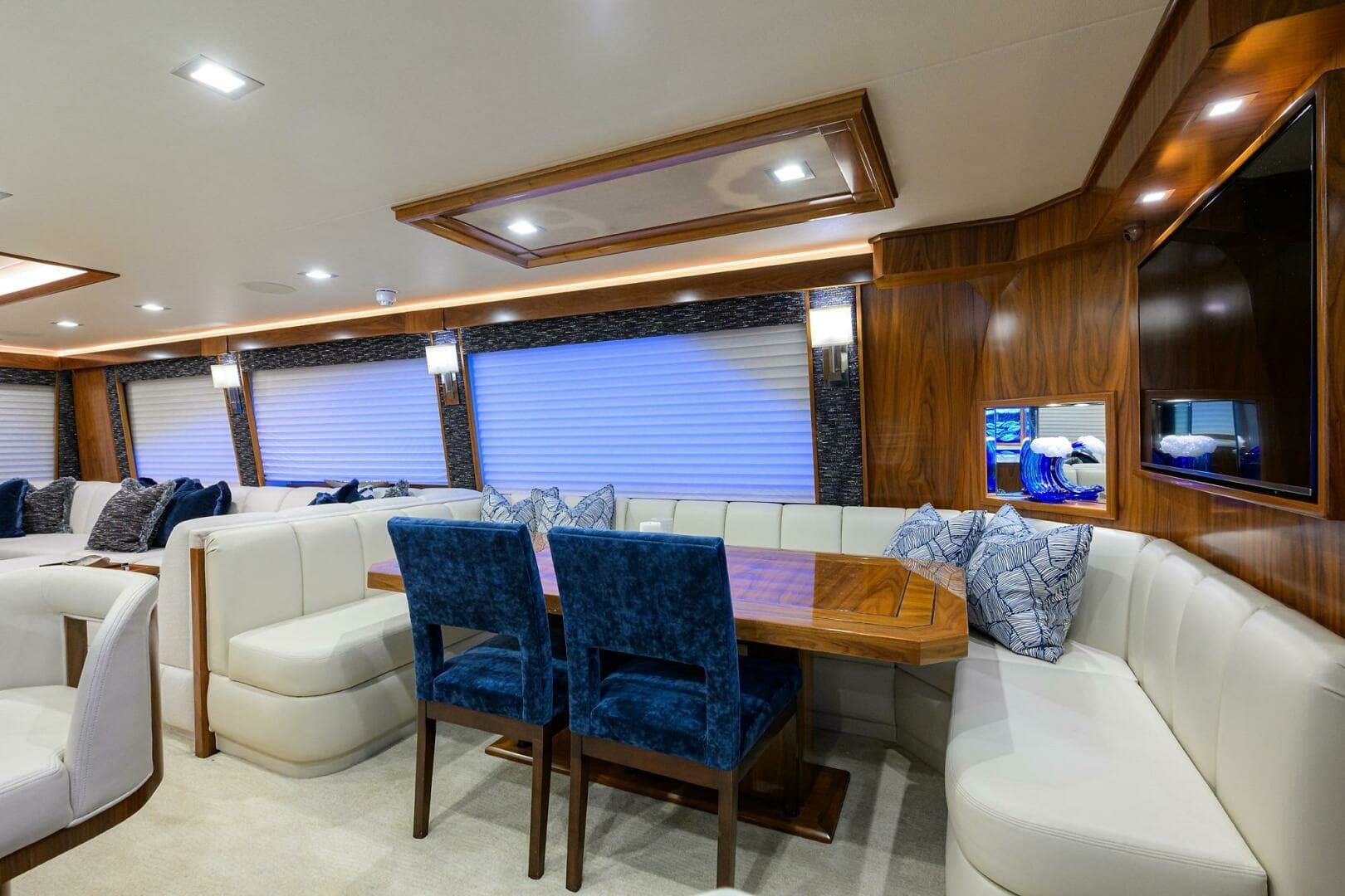 Viking 92 CHINA TIME - Dining Area