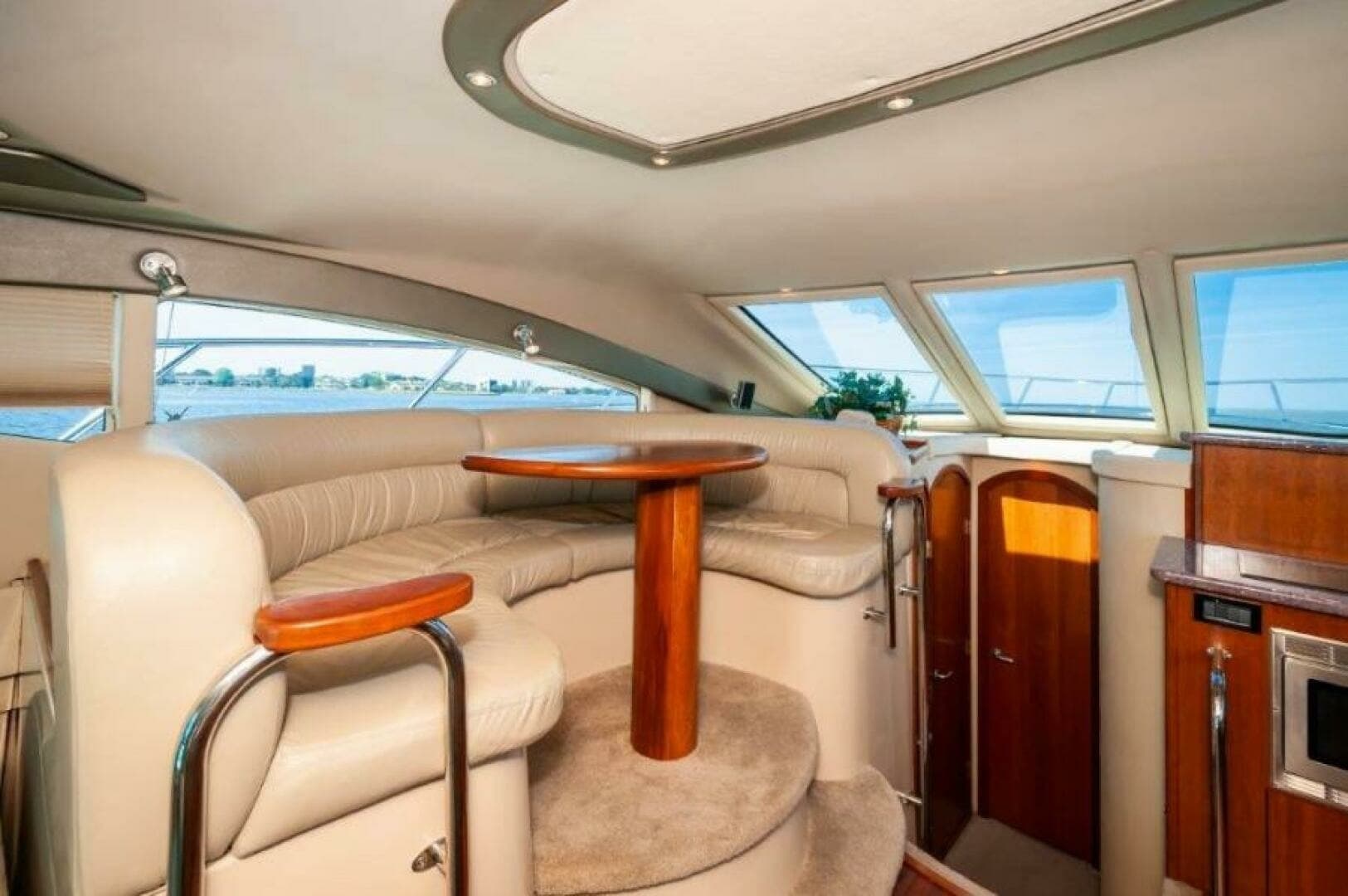  2006 47 Cruisers Dinette