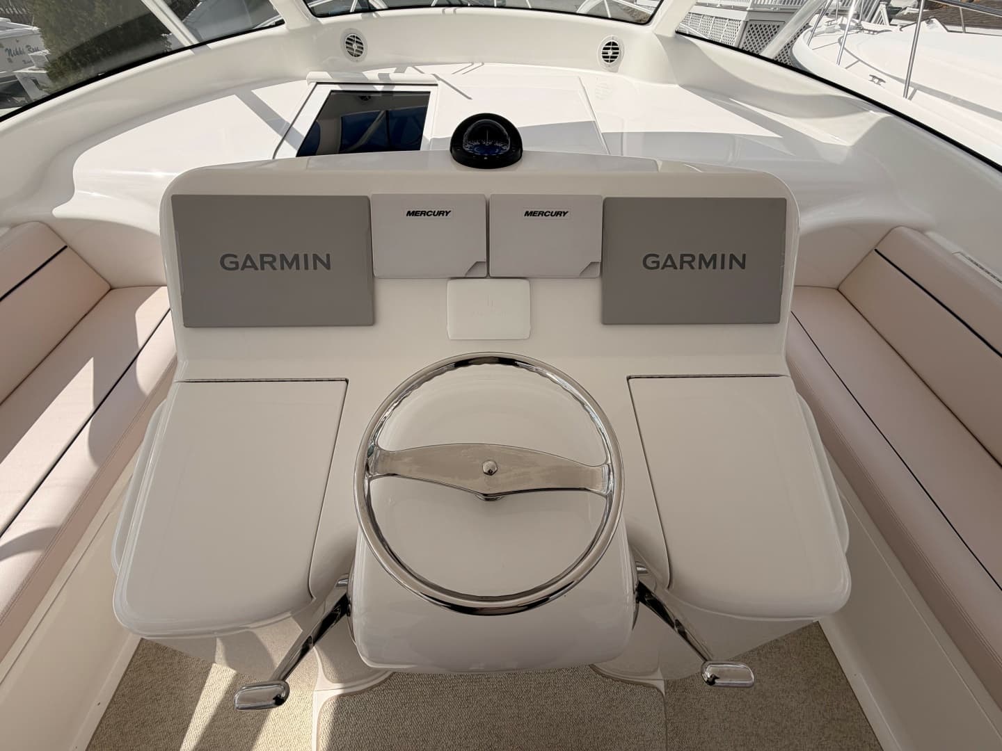 Viking 42 UNREEL - Helm Station