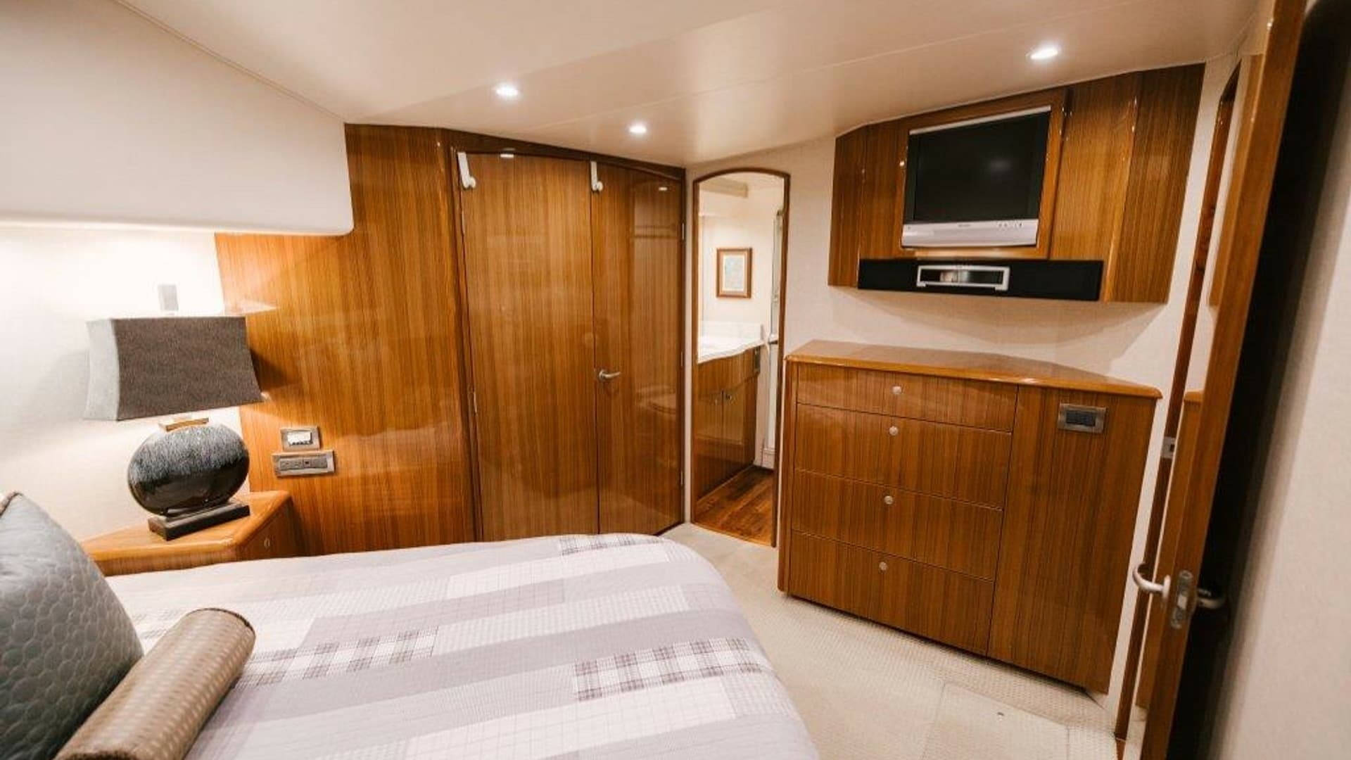 2007 64 Viking CNV Evil Eyes Master Stateroom (4)