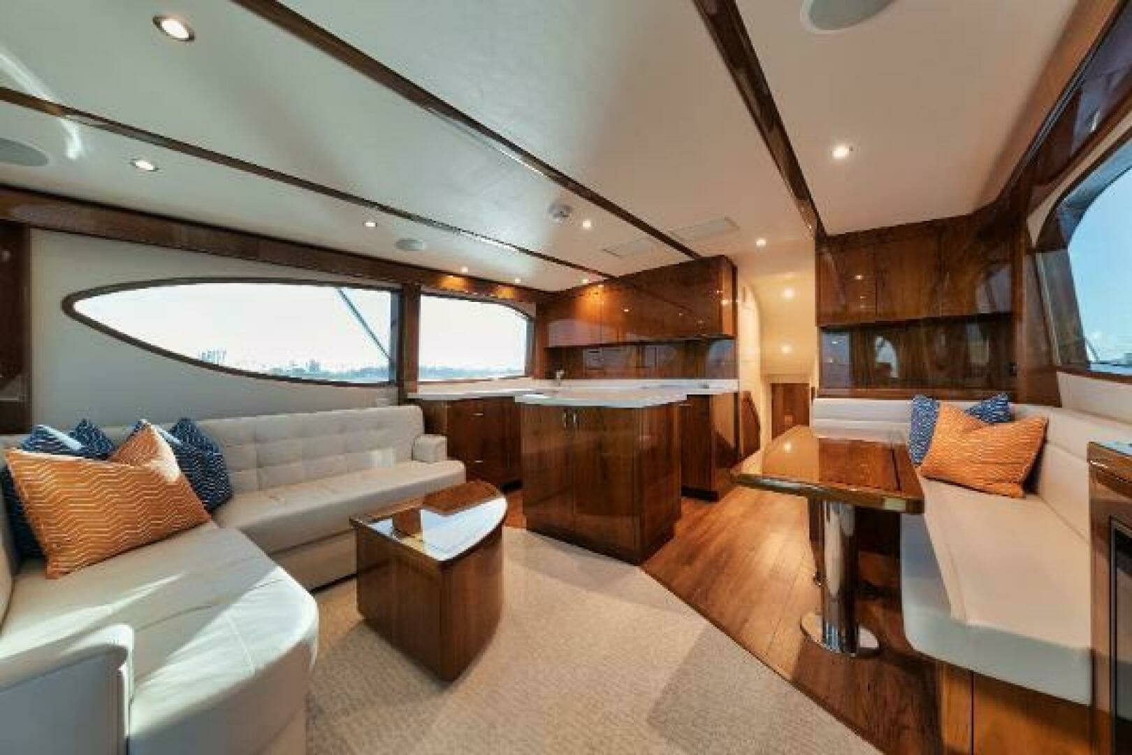 54' Hatteras GT54 - Salon