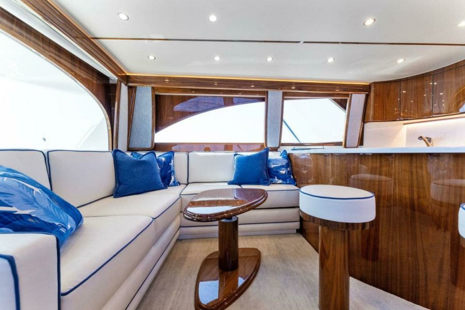 2021 Viking 54 Convertible HAMMERHEADS Salon
