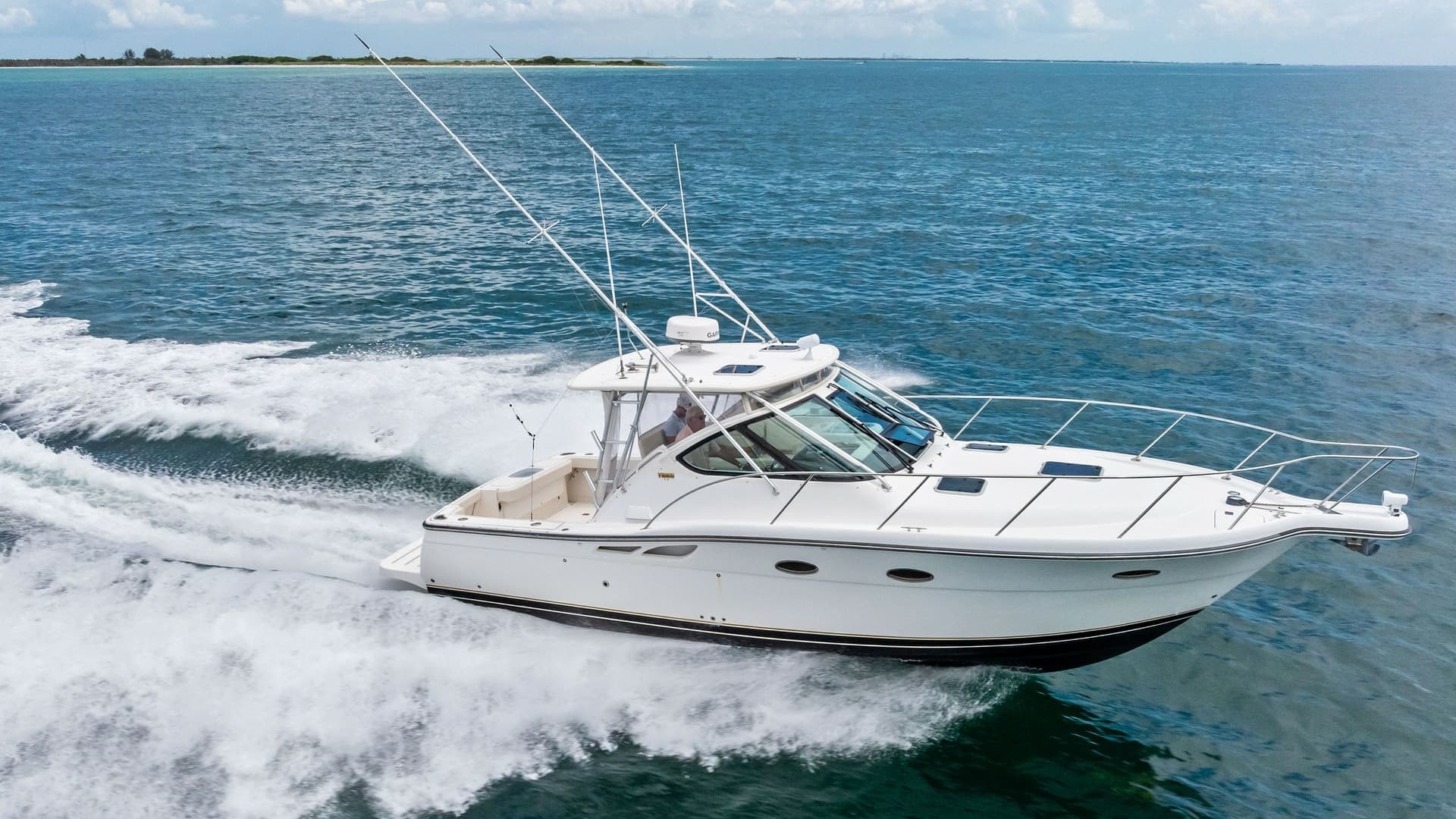 Tiara 32 Open Cruising at Speed