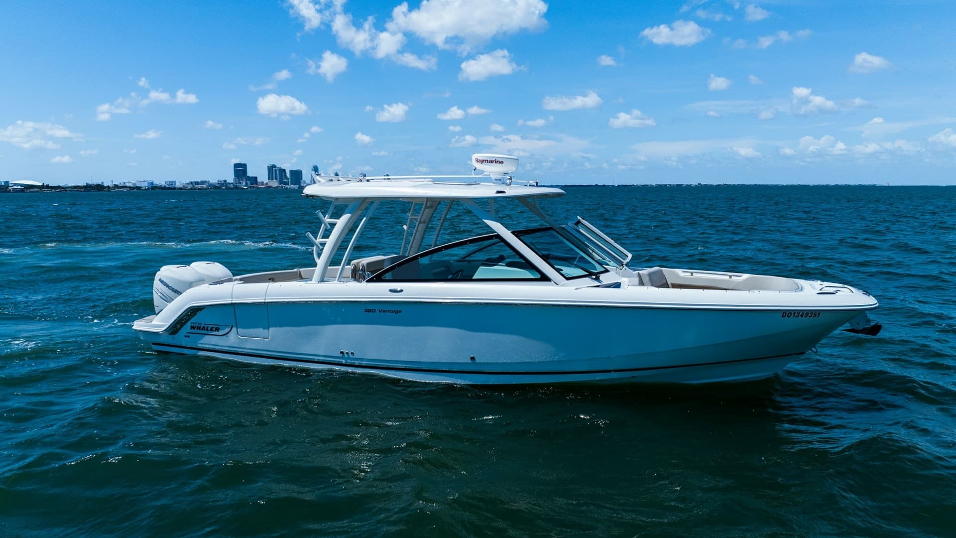 Side Profile of Boston Whaler 320 Vantage