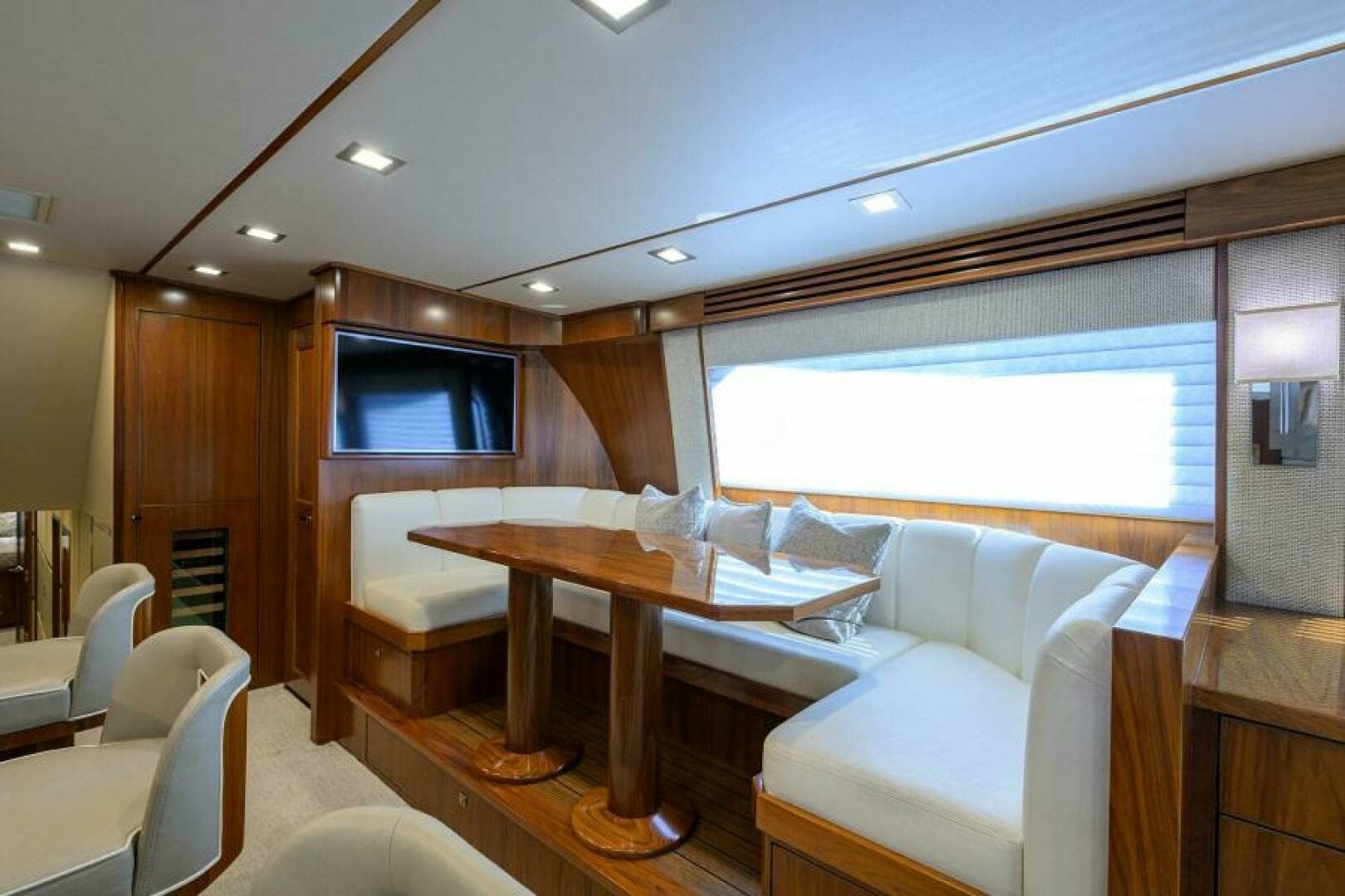 Viking 80 - LAMPLIGHTER - Dinette
