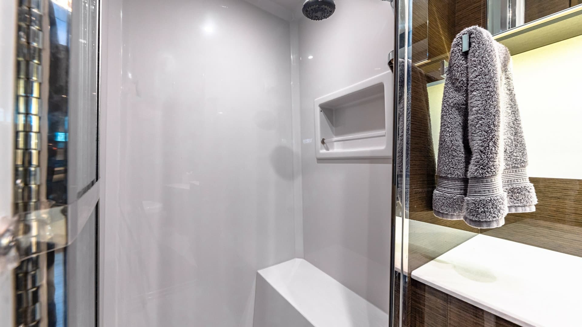 Spacious Enclosed Shower Cabin