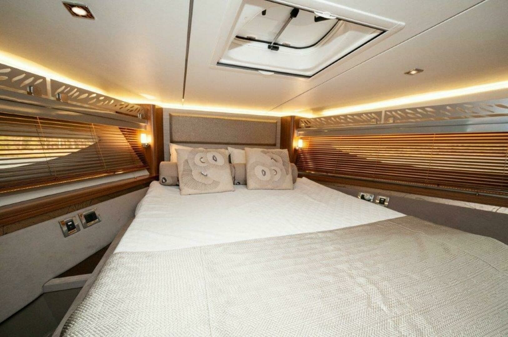 2018 Sea Ray L550 Flybridge- VIP SR 2