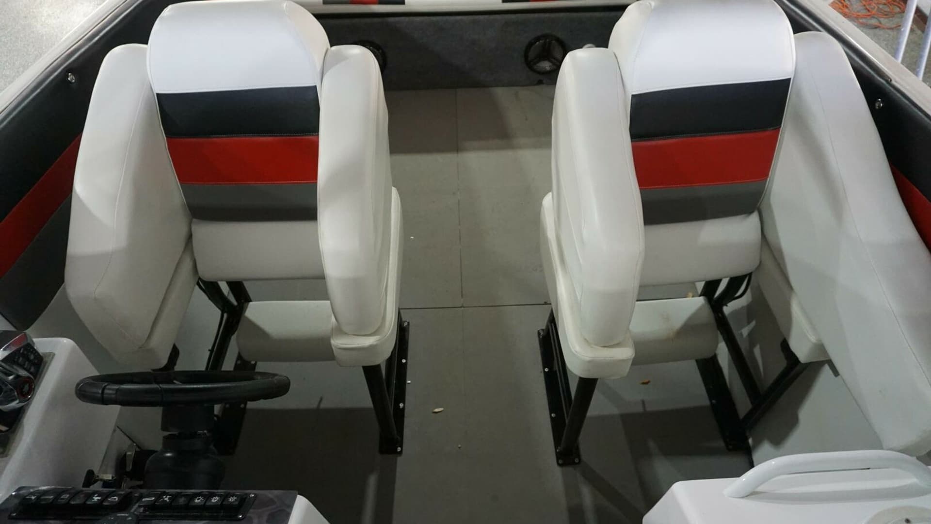 1998 32 Active Thunder 32 CC Ms. Rita Helm Seating (1)