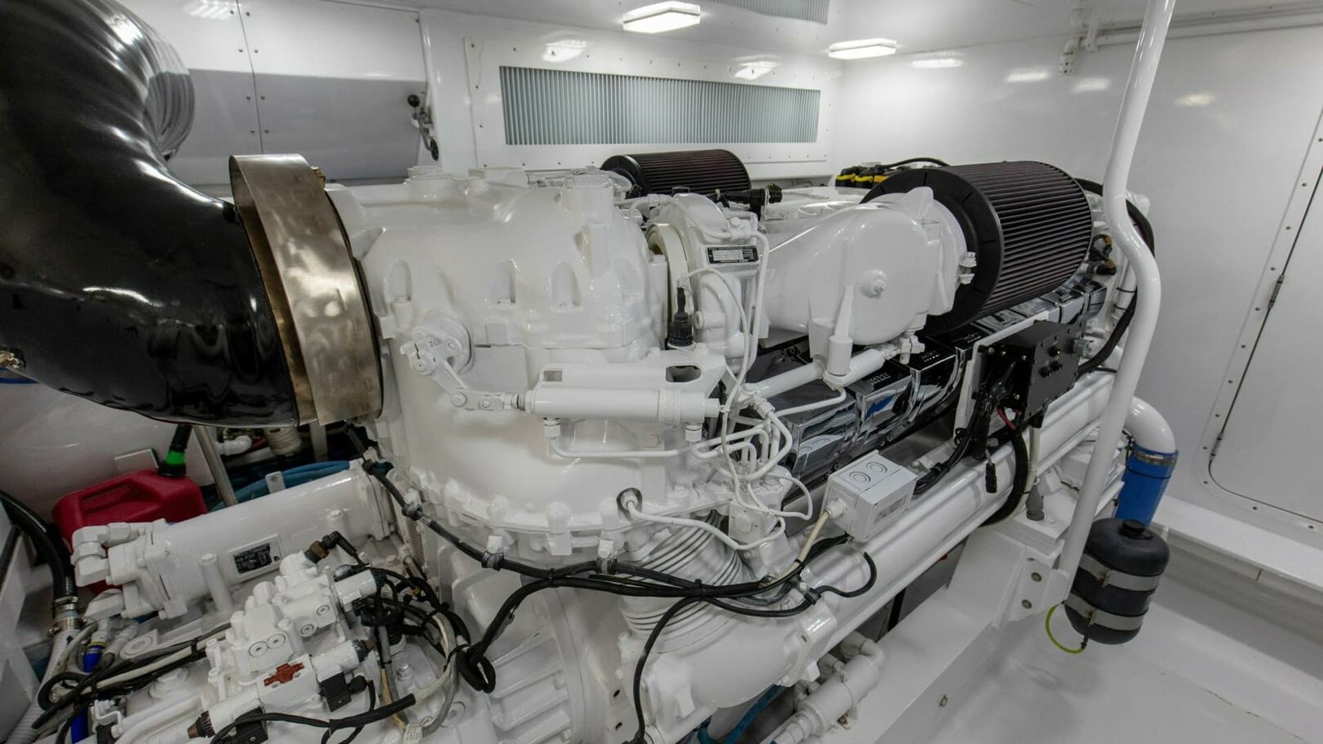 61_2827464_2005_76_whiticar_enclosed_bridge_badonkadonk_engine_room_7