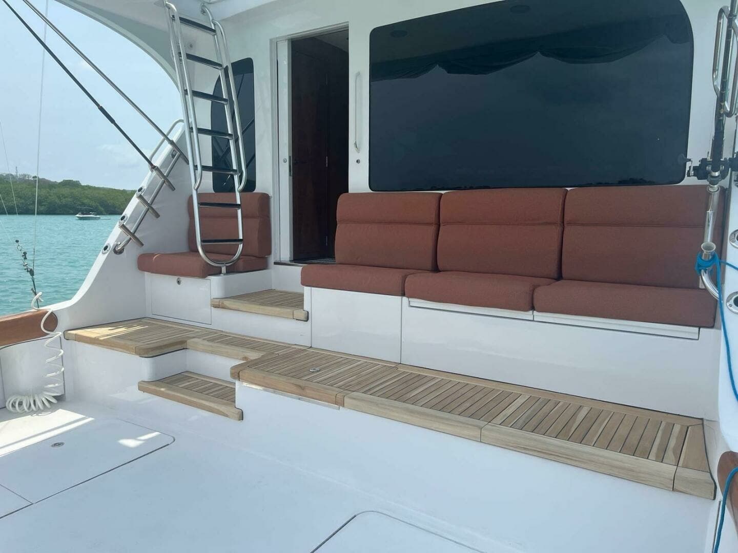 2008 77 Enclosed Bridge "Deperado"-Cockpit Seating